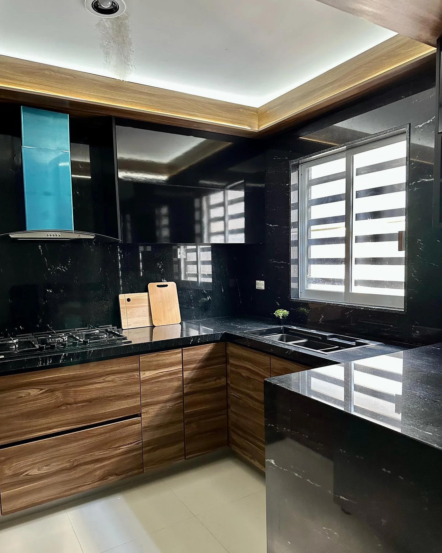 Cocina integral a medida con gabinetes de madera — Tempus Monterrey