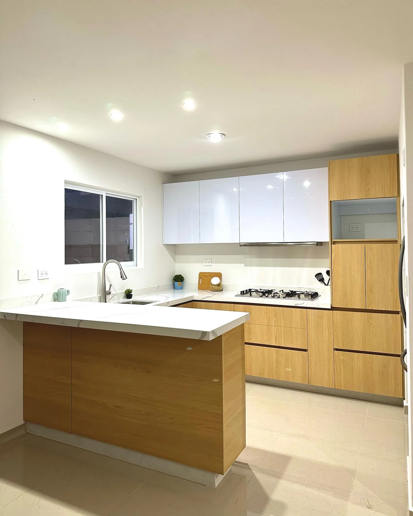 Cocina integral Tempus con gabinetes de madera y cubierta de piedra