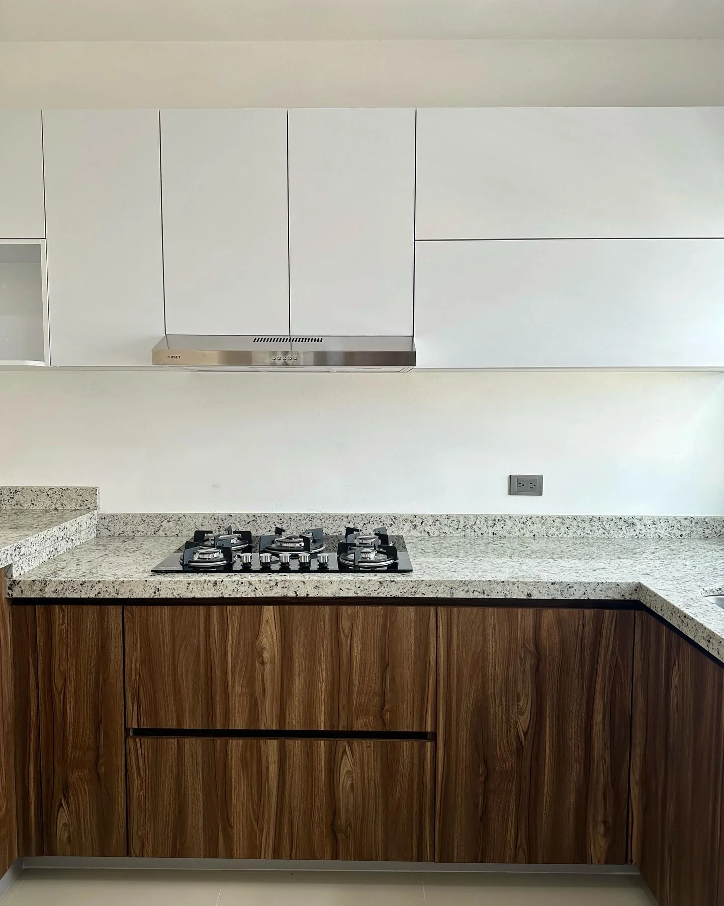 Cocina a medida con isla y cubierta de piedra — Tempus Monterrey