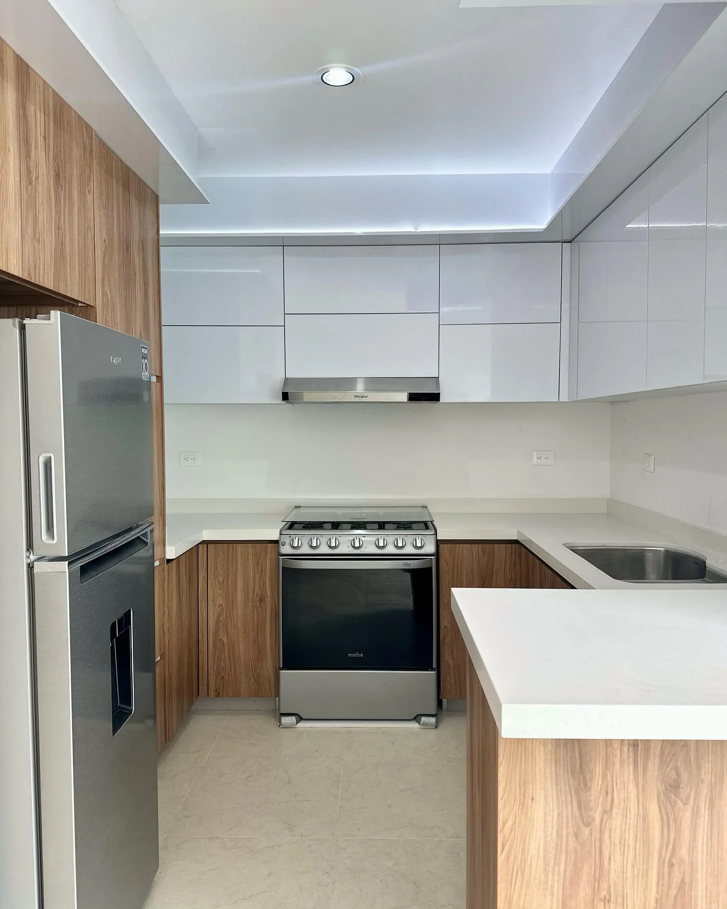 Cocina a medida con alacenas y cubierta de piedra — Tempus Monterrey