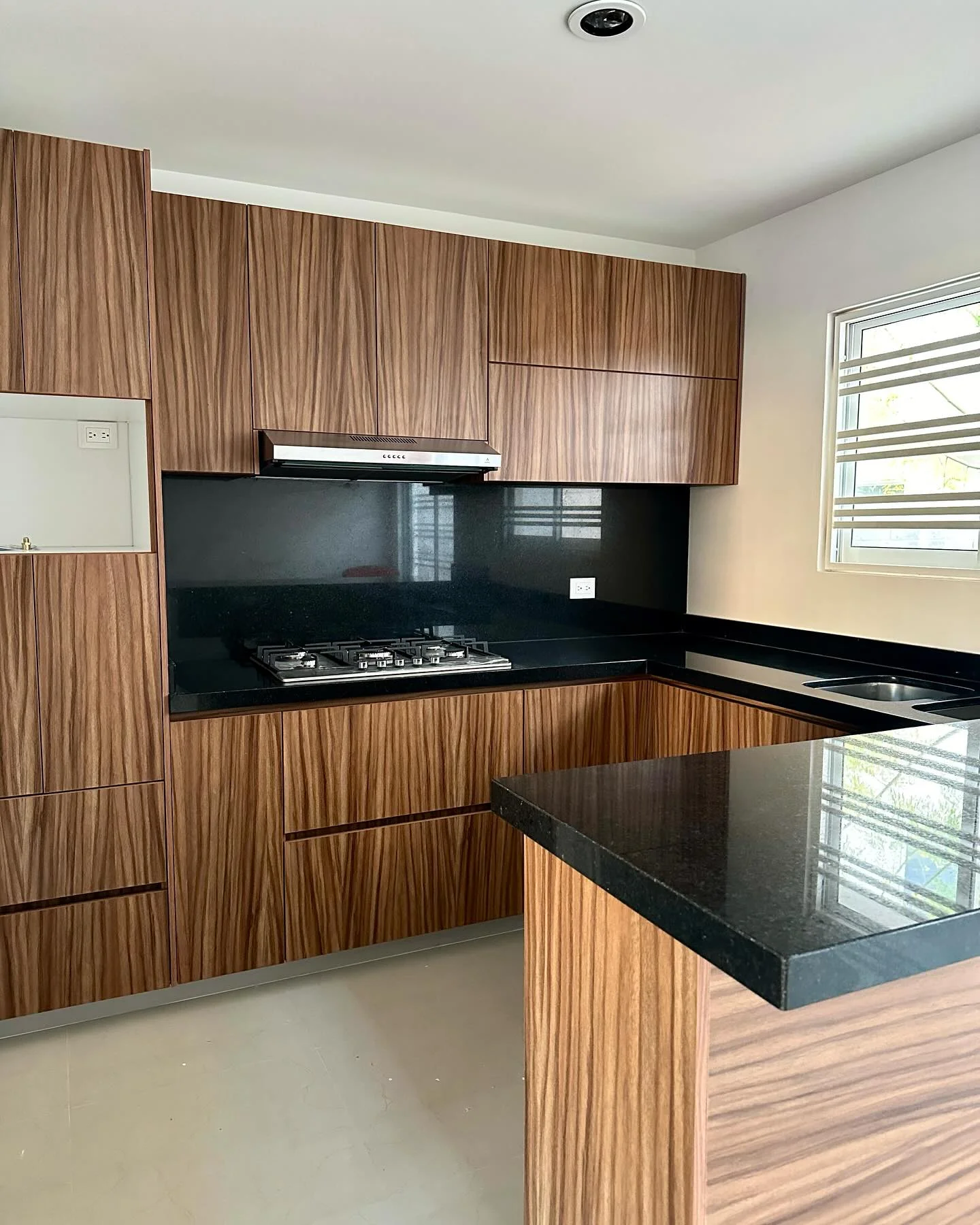 Cocina integral con alacenas a medida — Tempus Monterrey