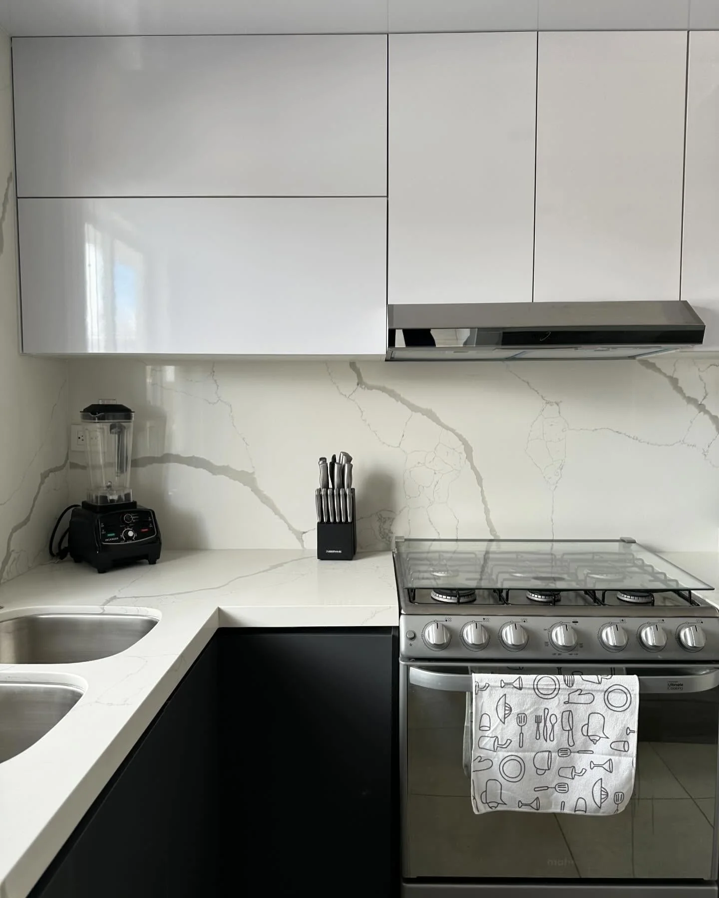 Cocina integral contemporánea con frentes lacados — Tempus Monterrey