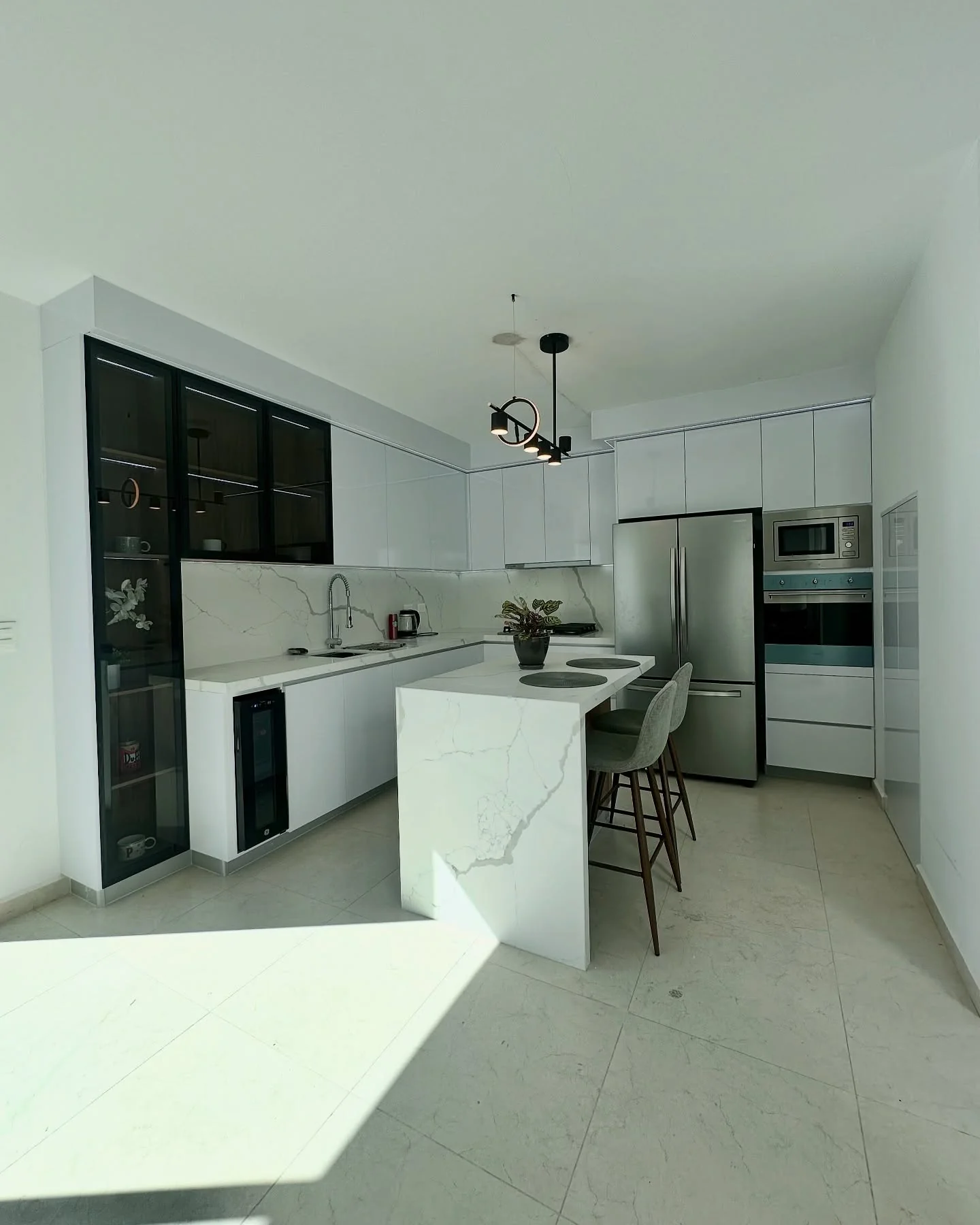 Cocina integral con isla central e iluminación integrada — Tempus Monterrey