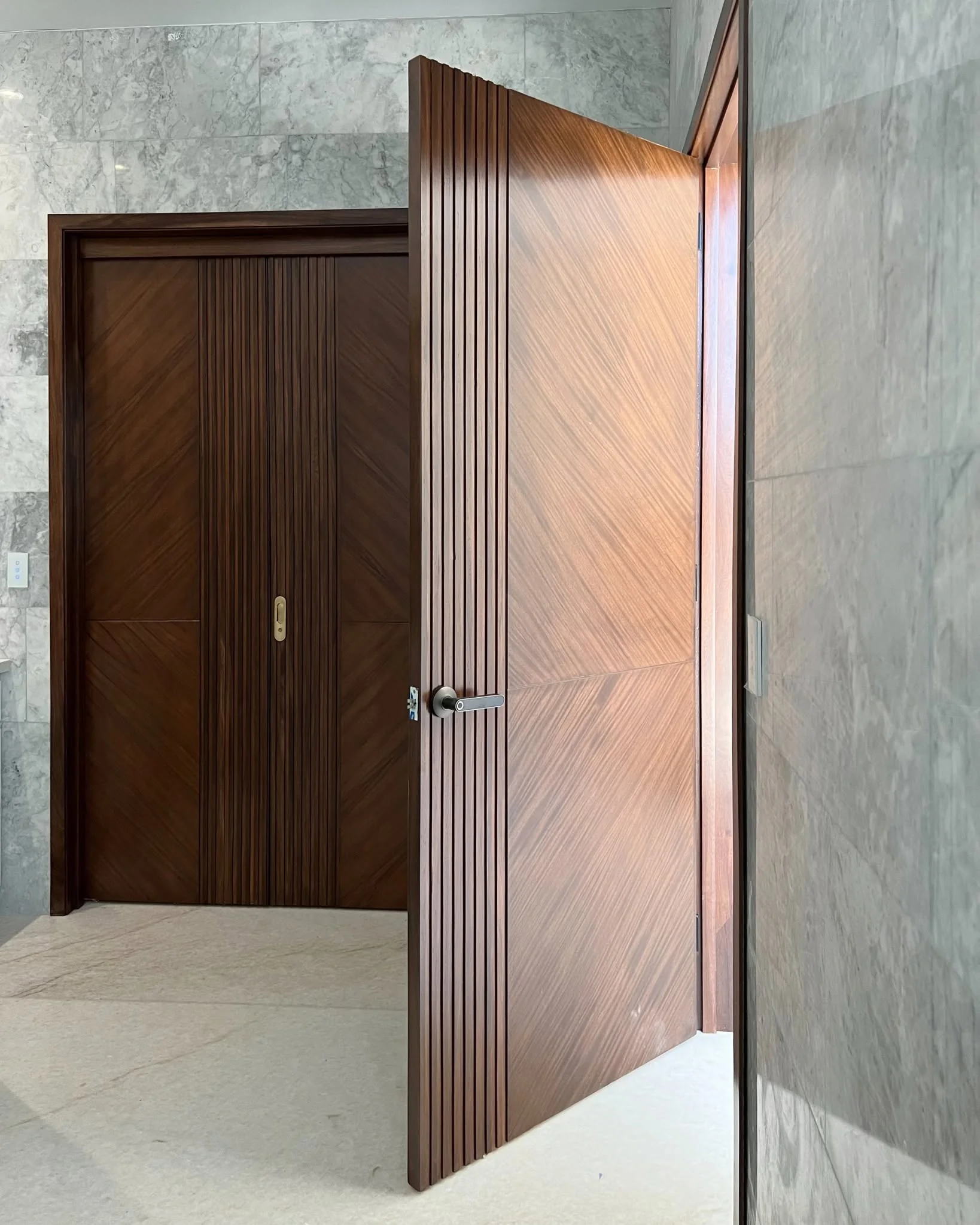 Puerta interior de madera a medida — Tempus Monterrey