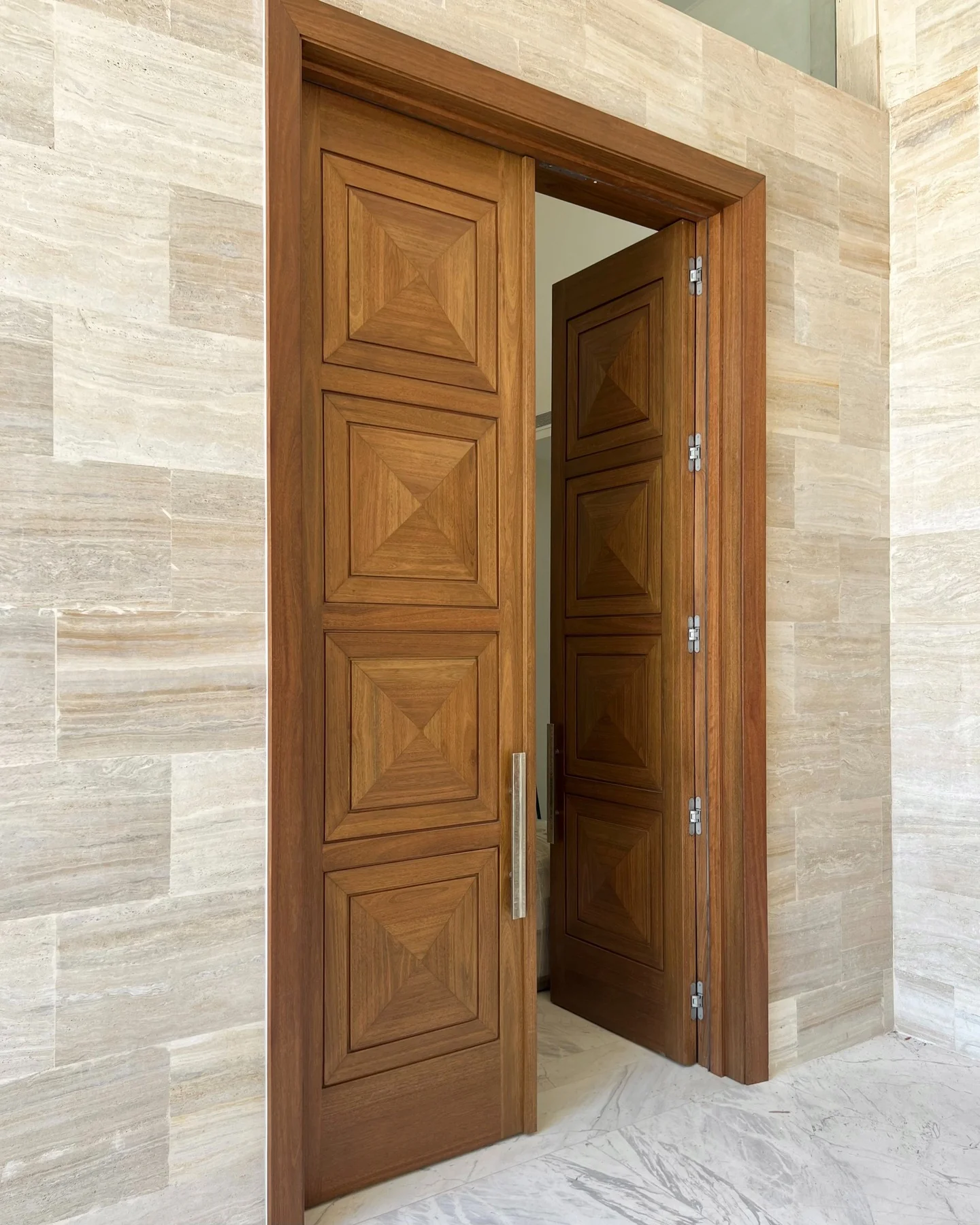 Puerta pivotante de gran formato en madera — Tempus Monterrey