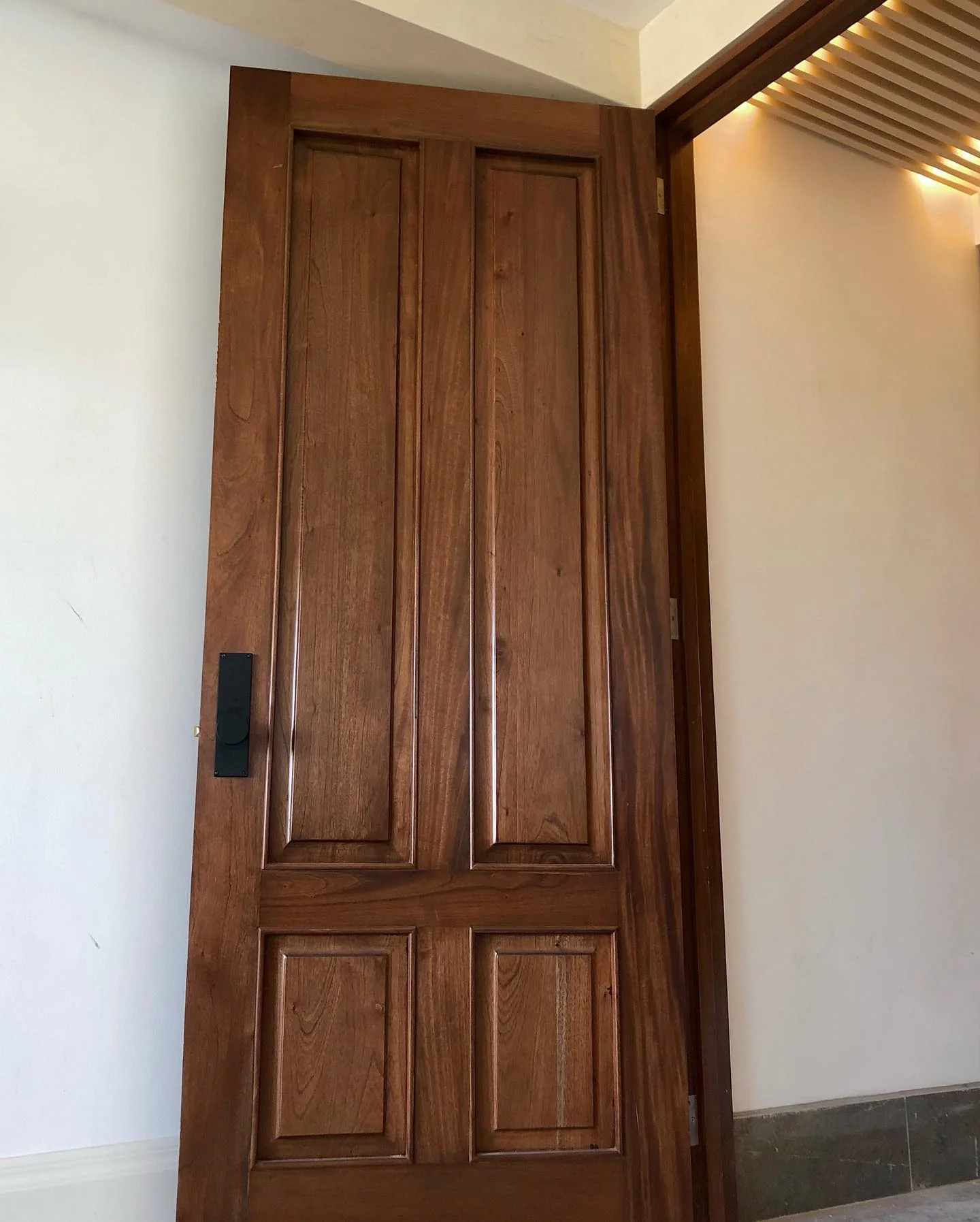 Puerta de madera a medida Tempus Monterrey