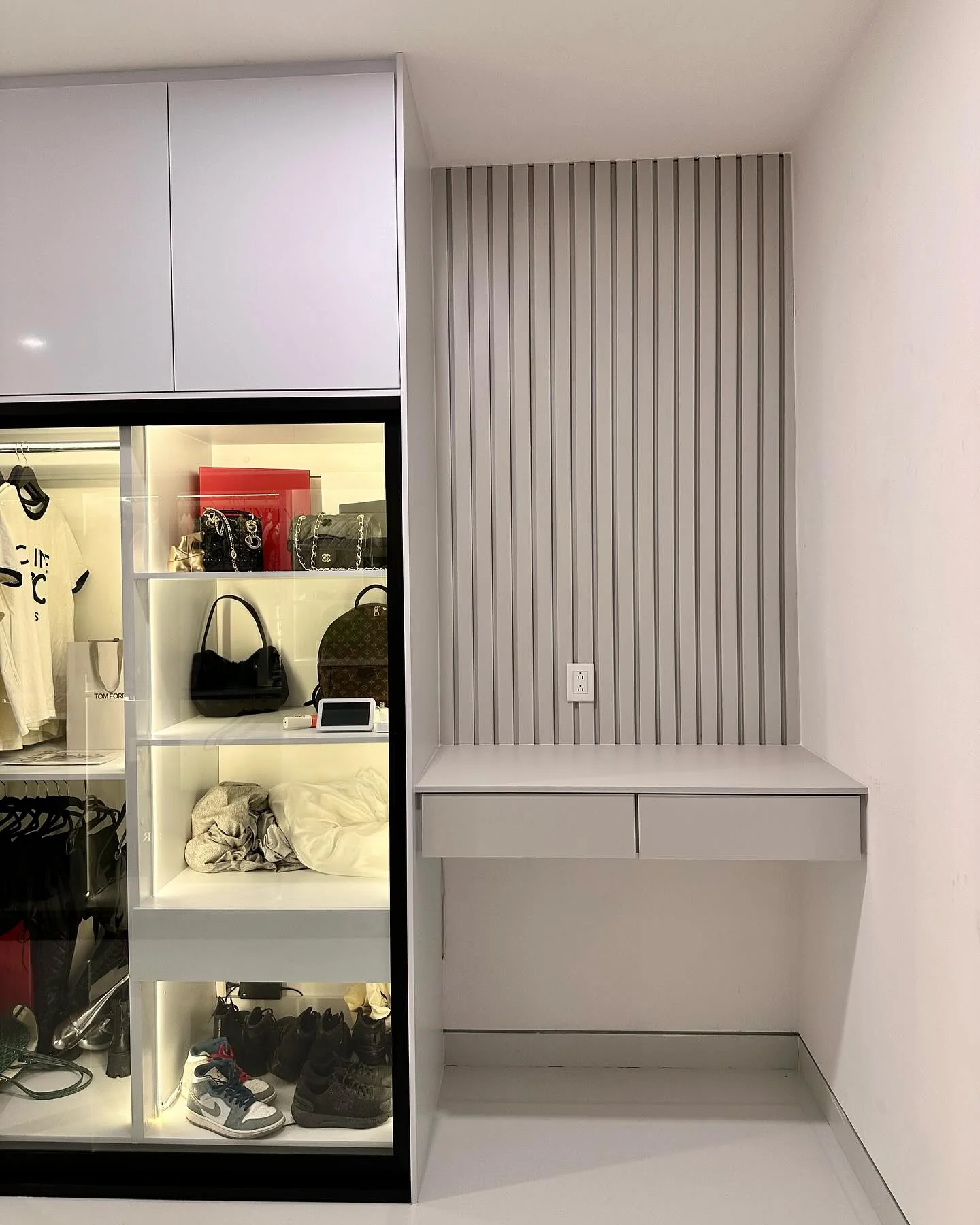 Closet de piso a techo a medida con herrajes europeos — Tempus Monterrey