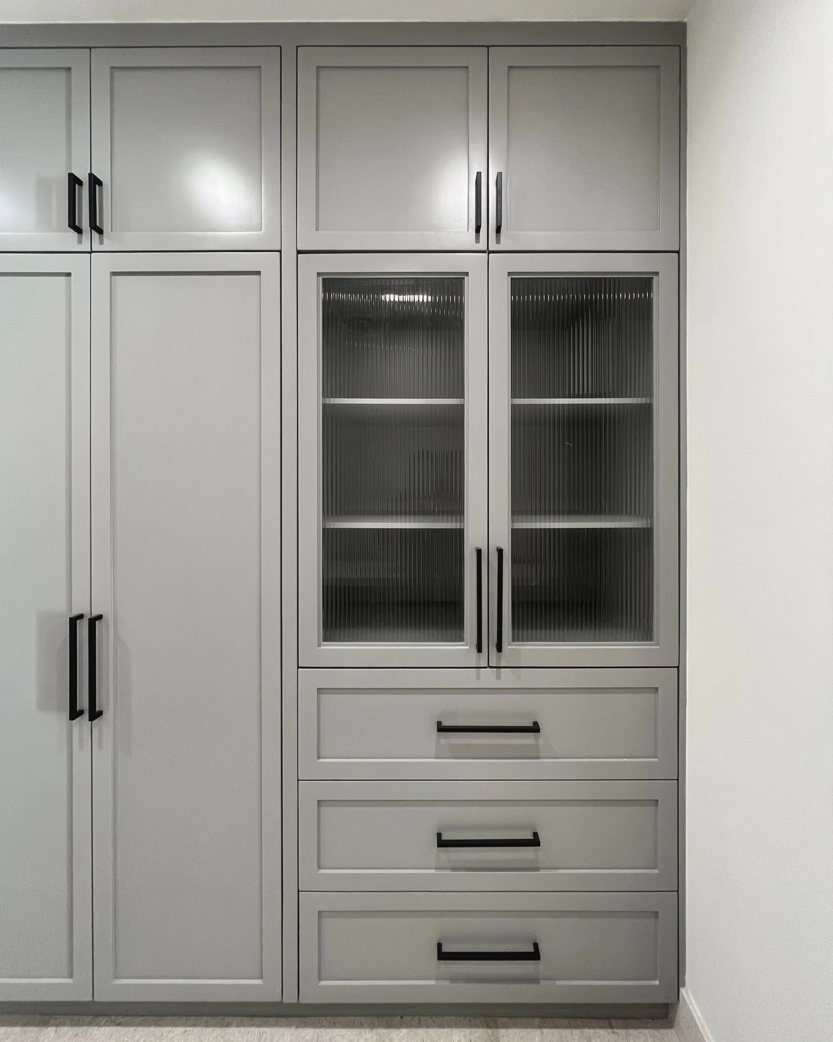 Vestidor walk-in a medida con cajonería soft-close — Tempus Monterrey