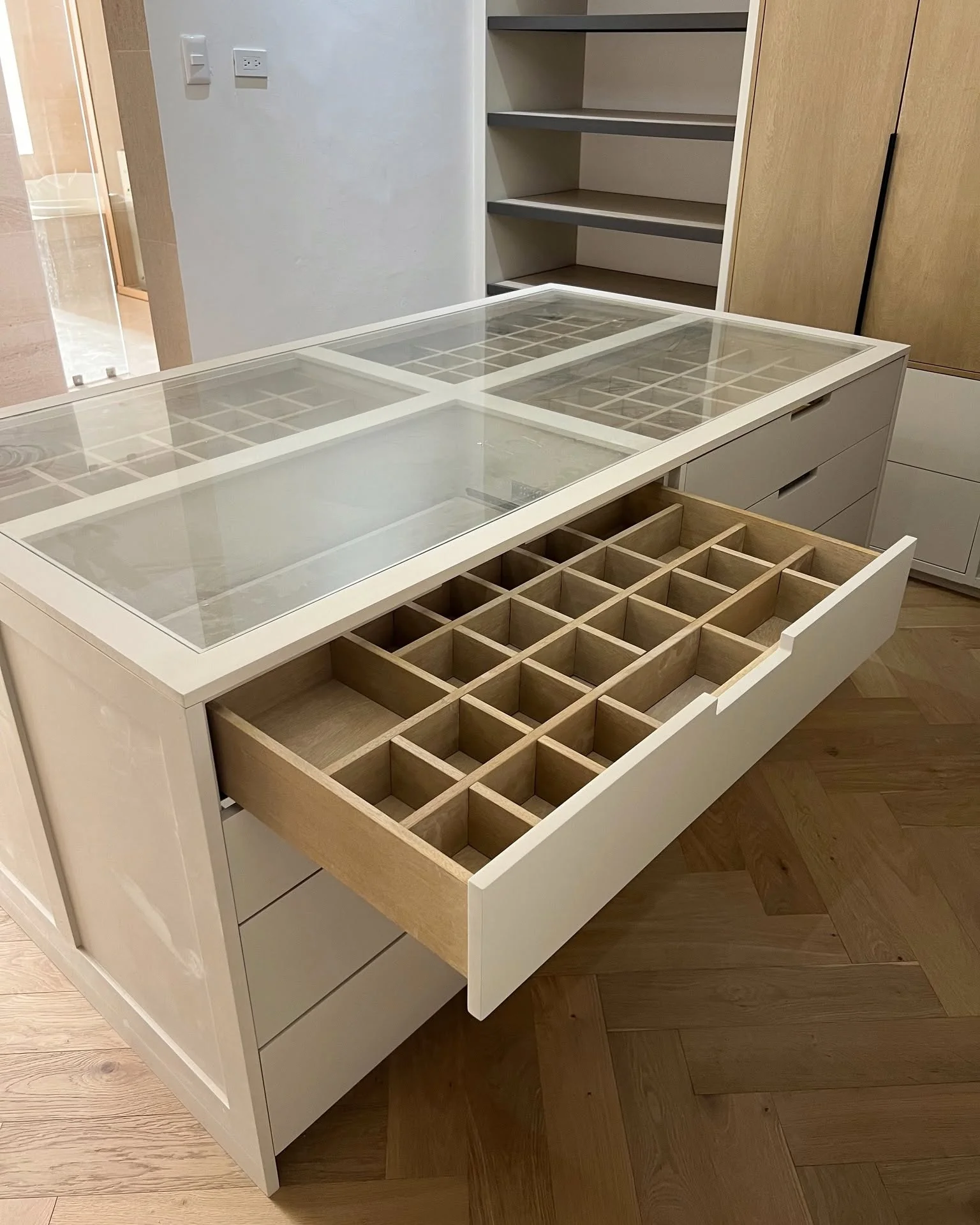 Vestidor walk-in a medida con herrajes soft-close — Tempus Monterrey