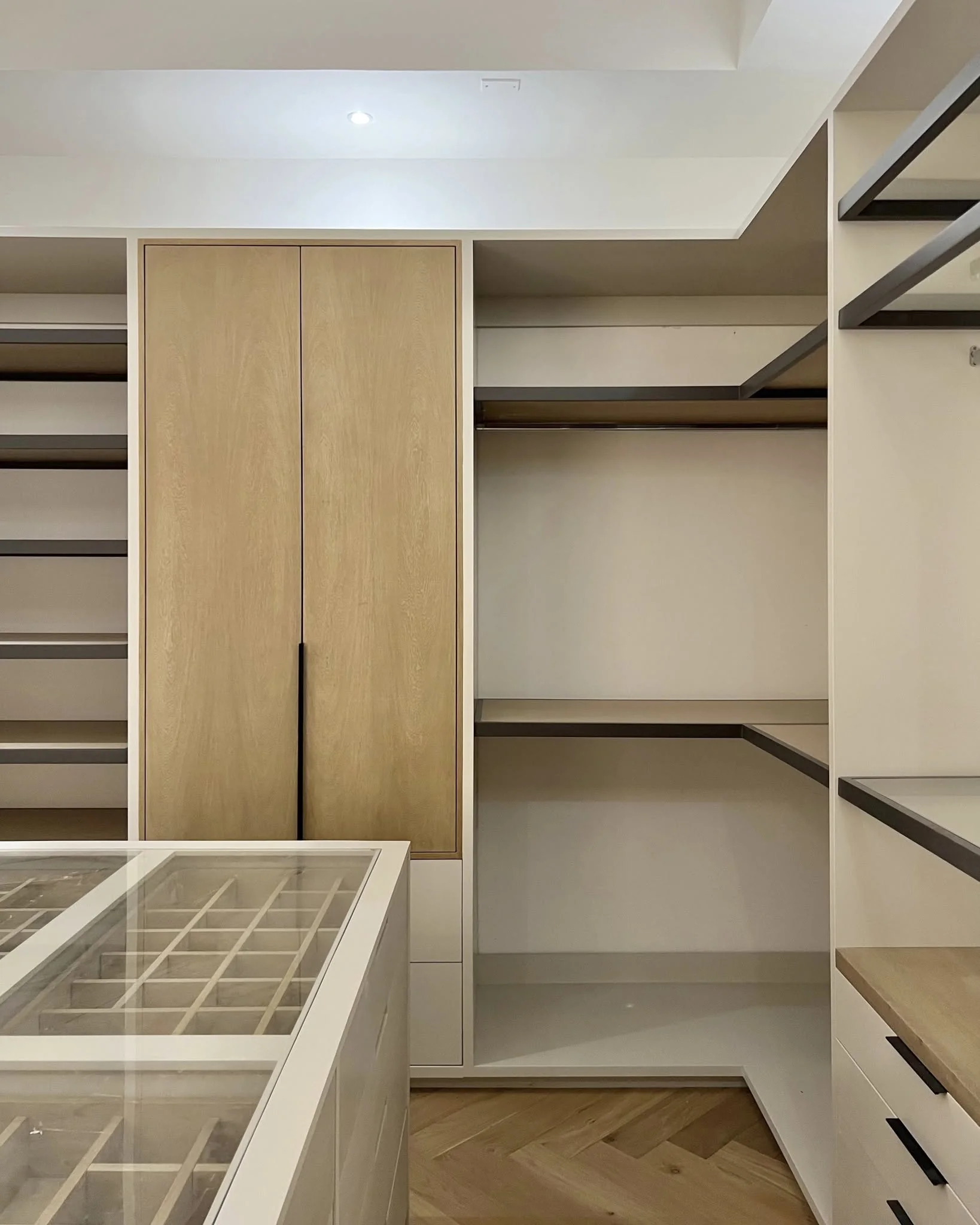 Vestidor walk-in a medida con isla central en Monterrey