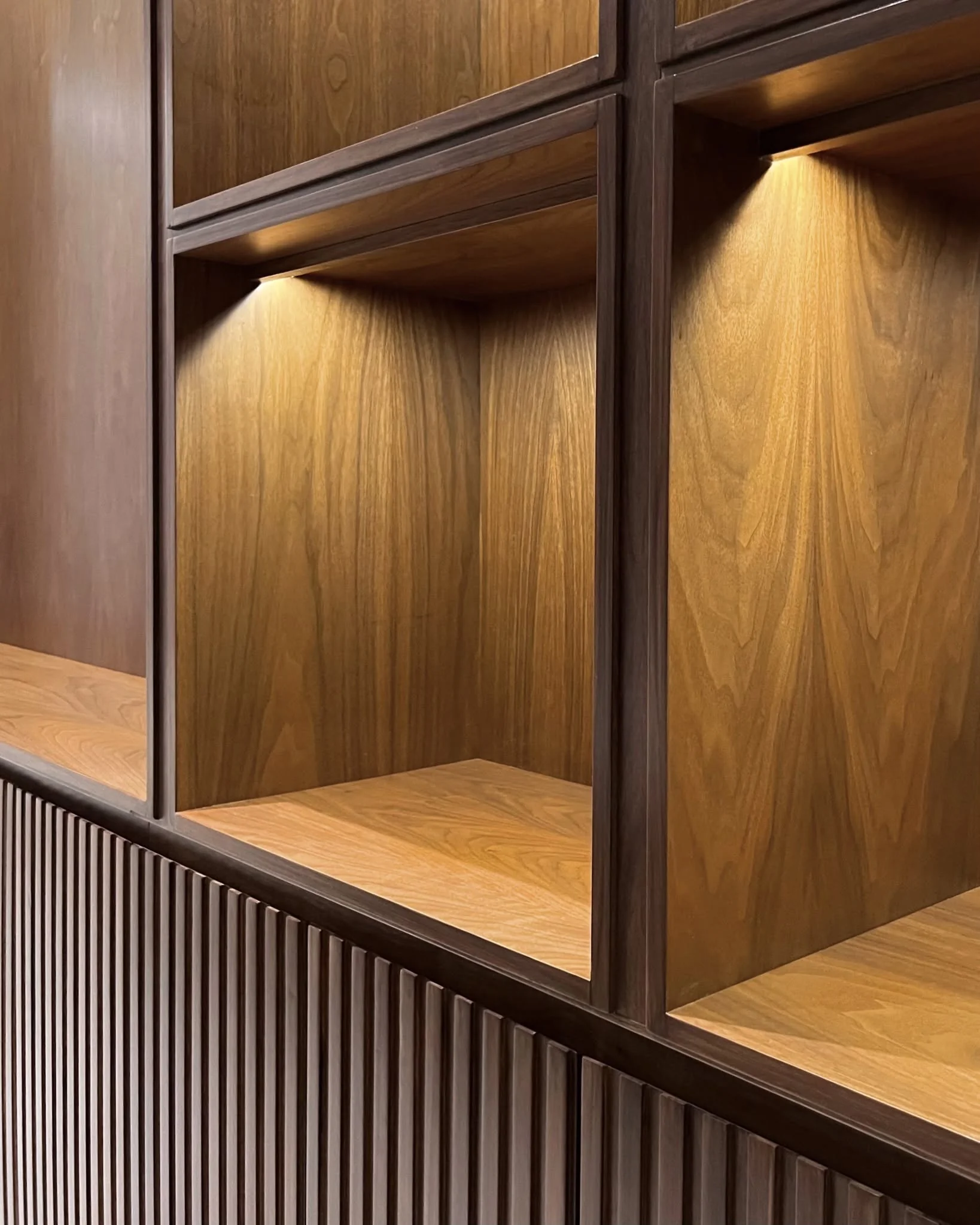 Closet en recámara con frentes de chapa de madera — Tempus Monterrey