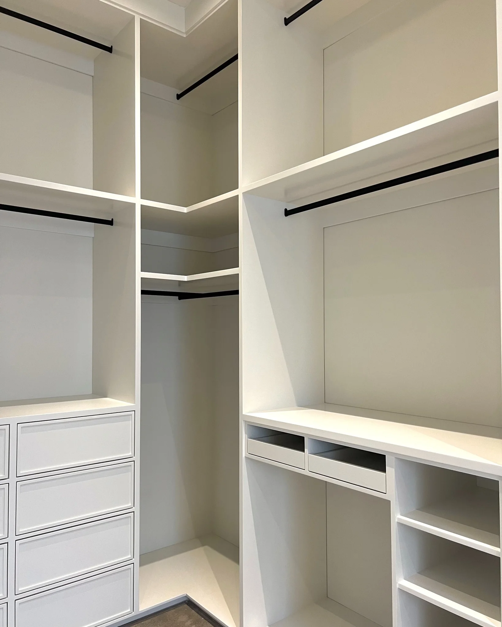 Closet a medida con puertas abatibles en Monterrey