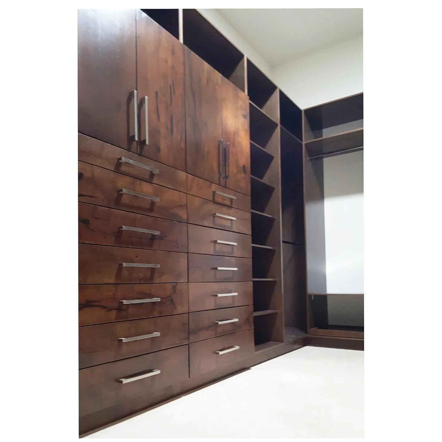 Vestidor a medida con iluminación LED integrada — Tempus Monterrey