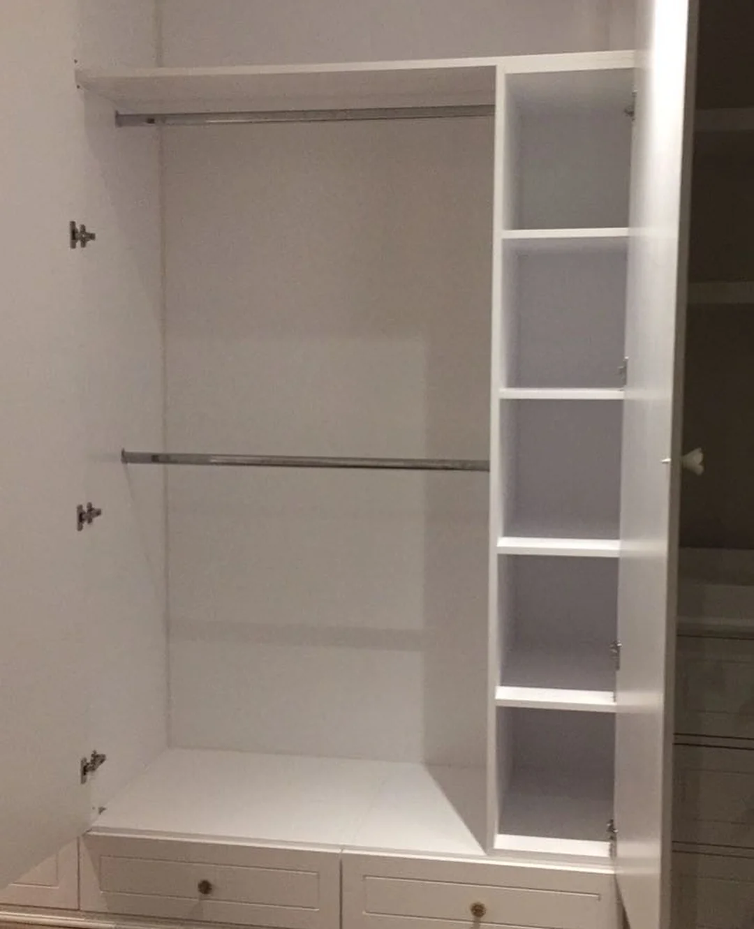 Walk-in closet a medida con frente abierto tipo boutique — Tempus Monterrey