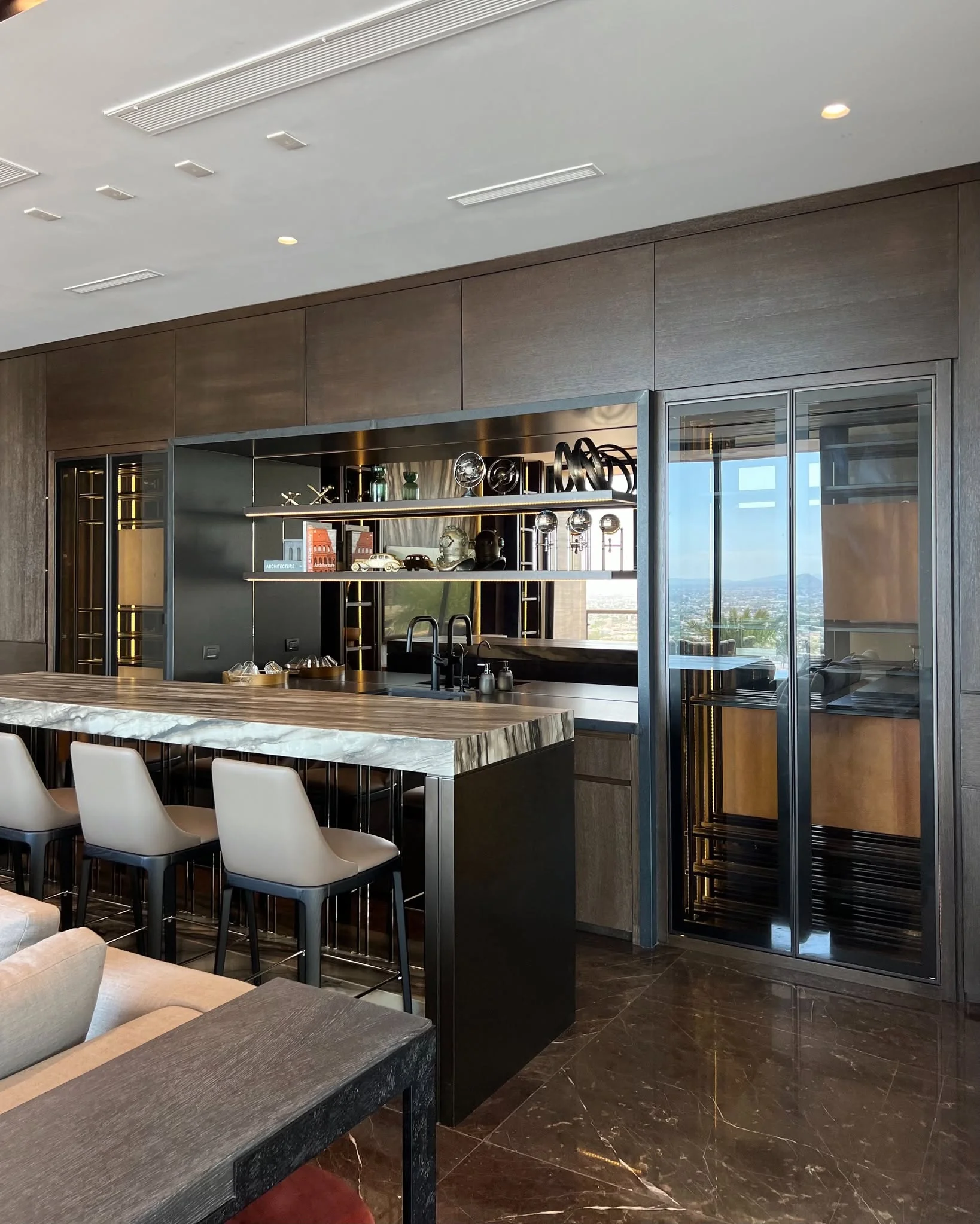 Barra de bar a medida con cubierta de piedra natural y cava de vinos — Tempus Monterrey
