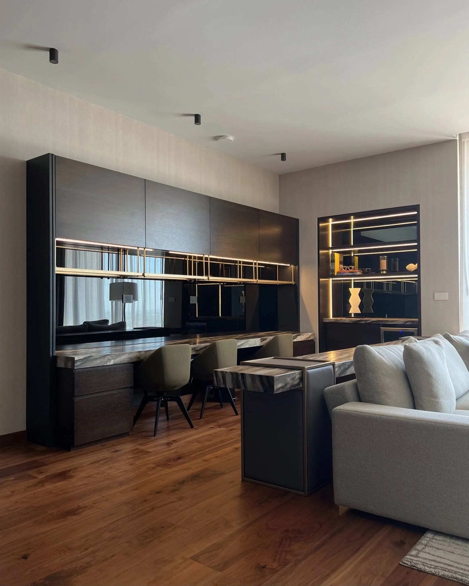 Mueble de TV y escritorio a medida con cubierta de piedra — Tempus Monterrey