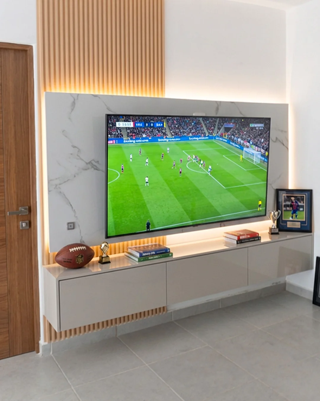 Mueble de TV flotante con panel de piedra y LED — Tempus Monterrey