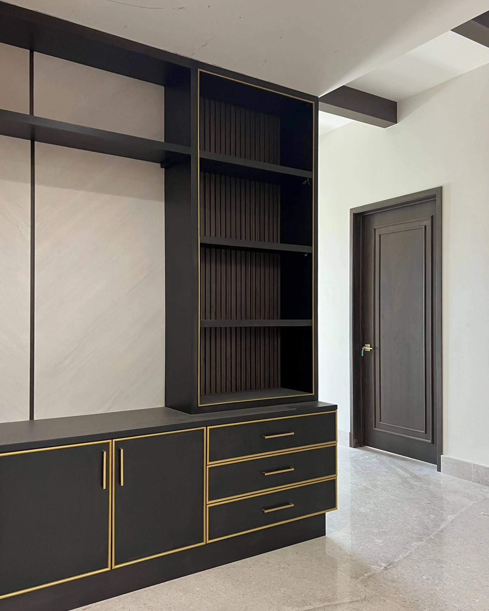 Mueble a medida en negro mate con detalles de latón — Tempus Monterrey