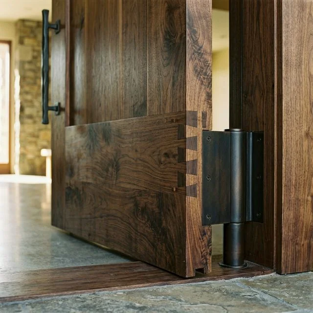 Pivote en puerta principal