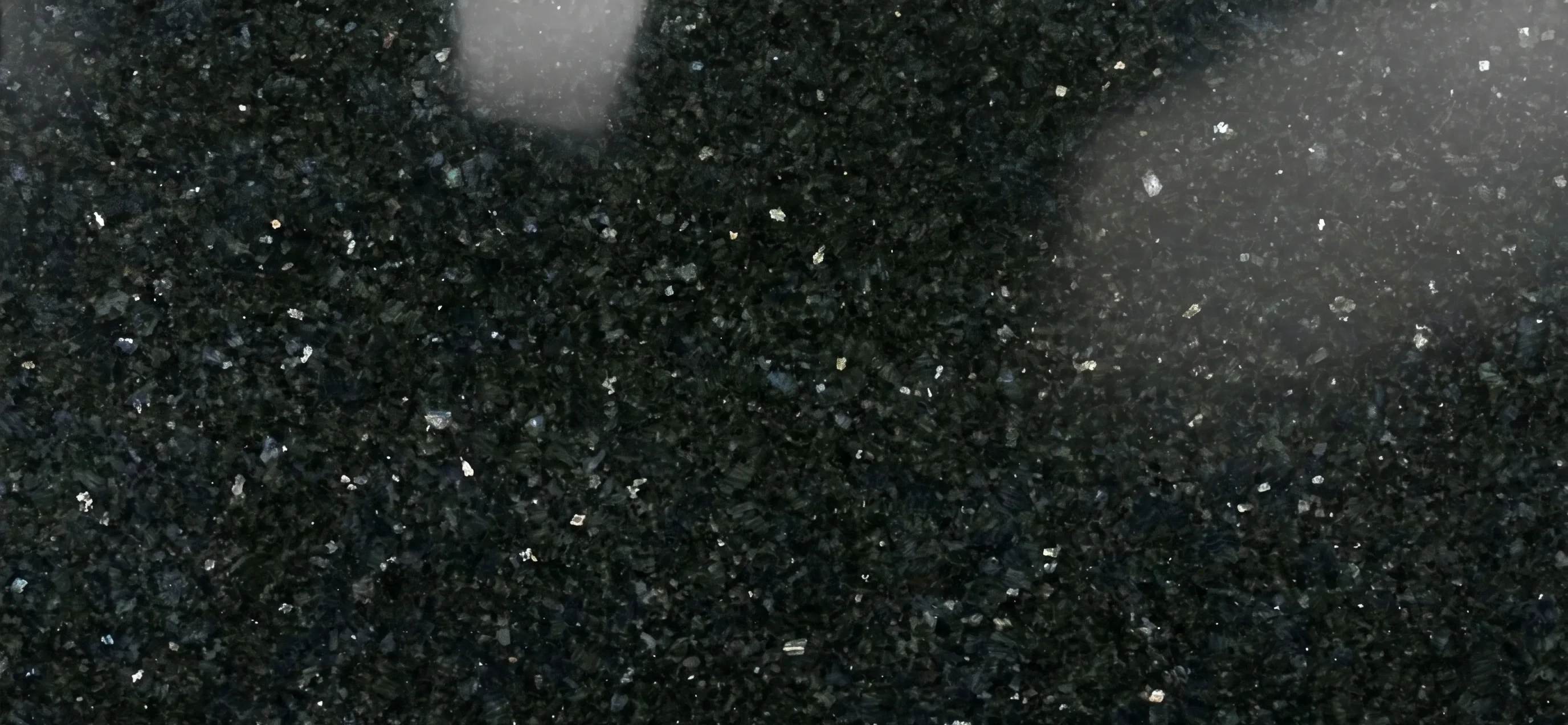 Referencia visual de granito Labrador Oscuro
