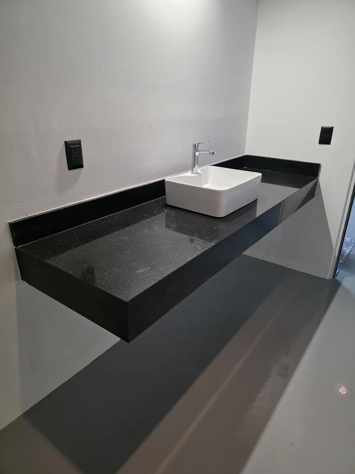 Baño con cubierta de piedra — Tempus Monterrey