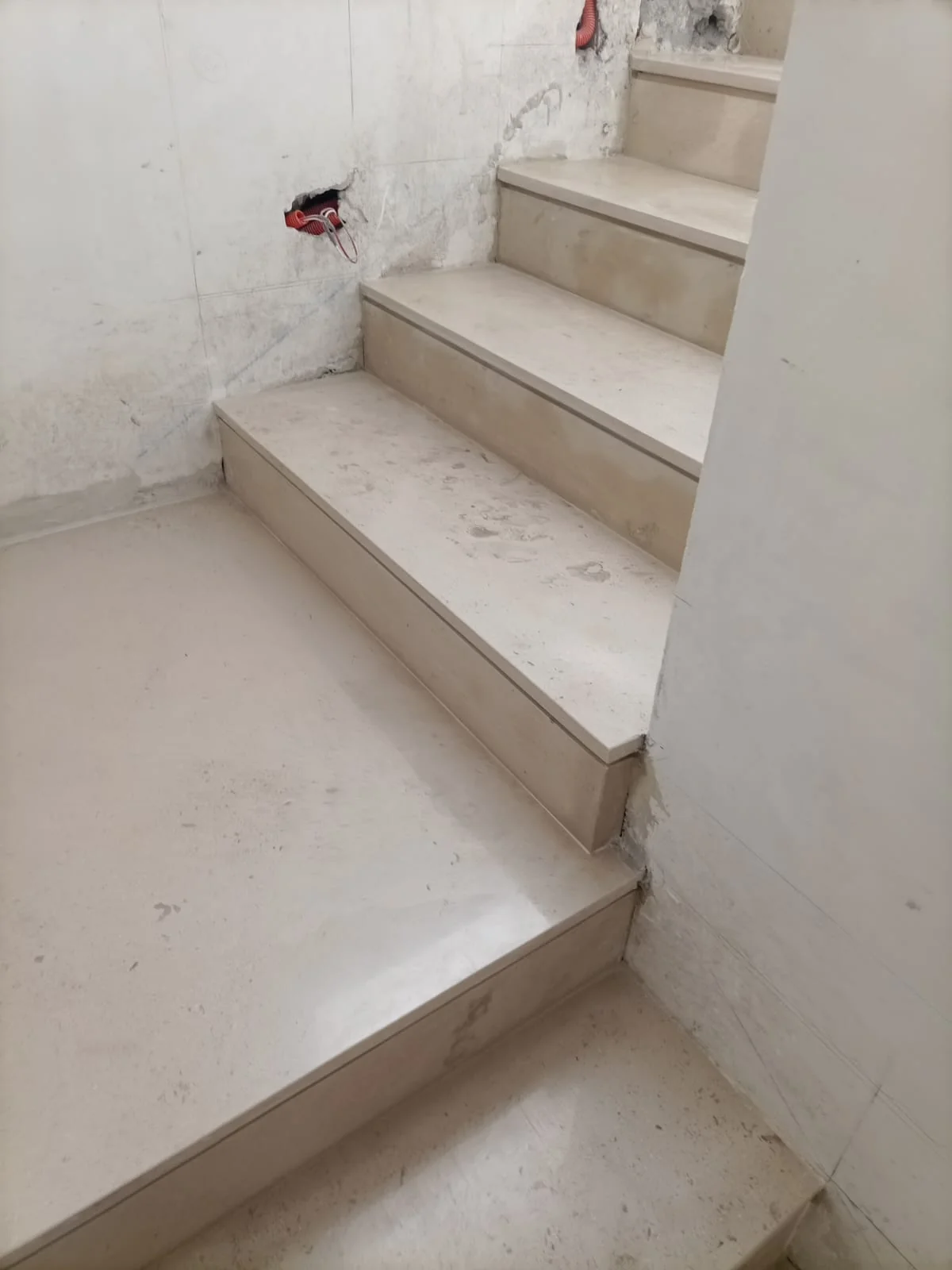 Detalle durante obra de huellas claras con canto frontal y peraltes de piedra