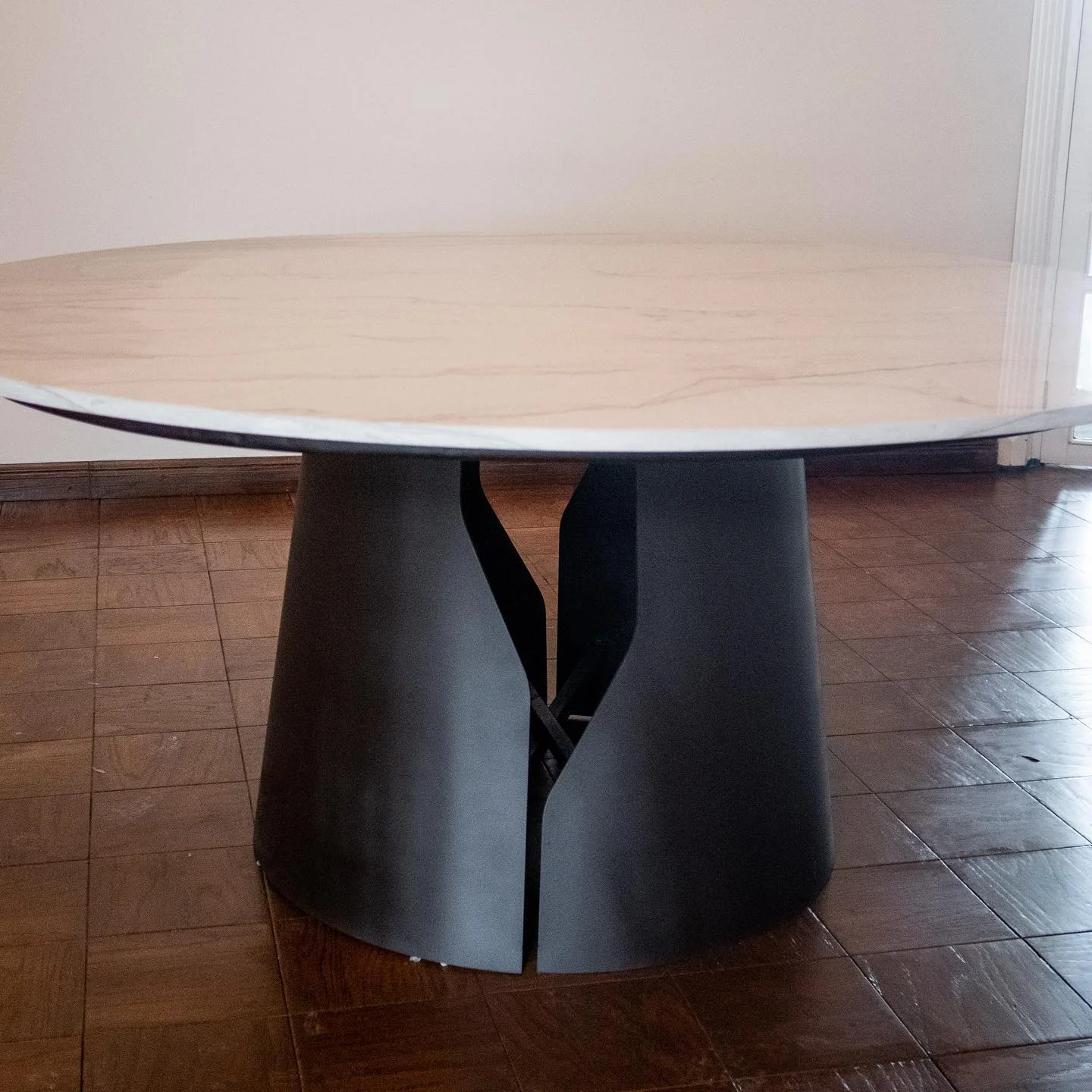Mesa de comedor en piedra natural Tempus Monterrey