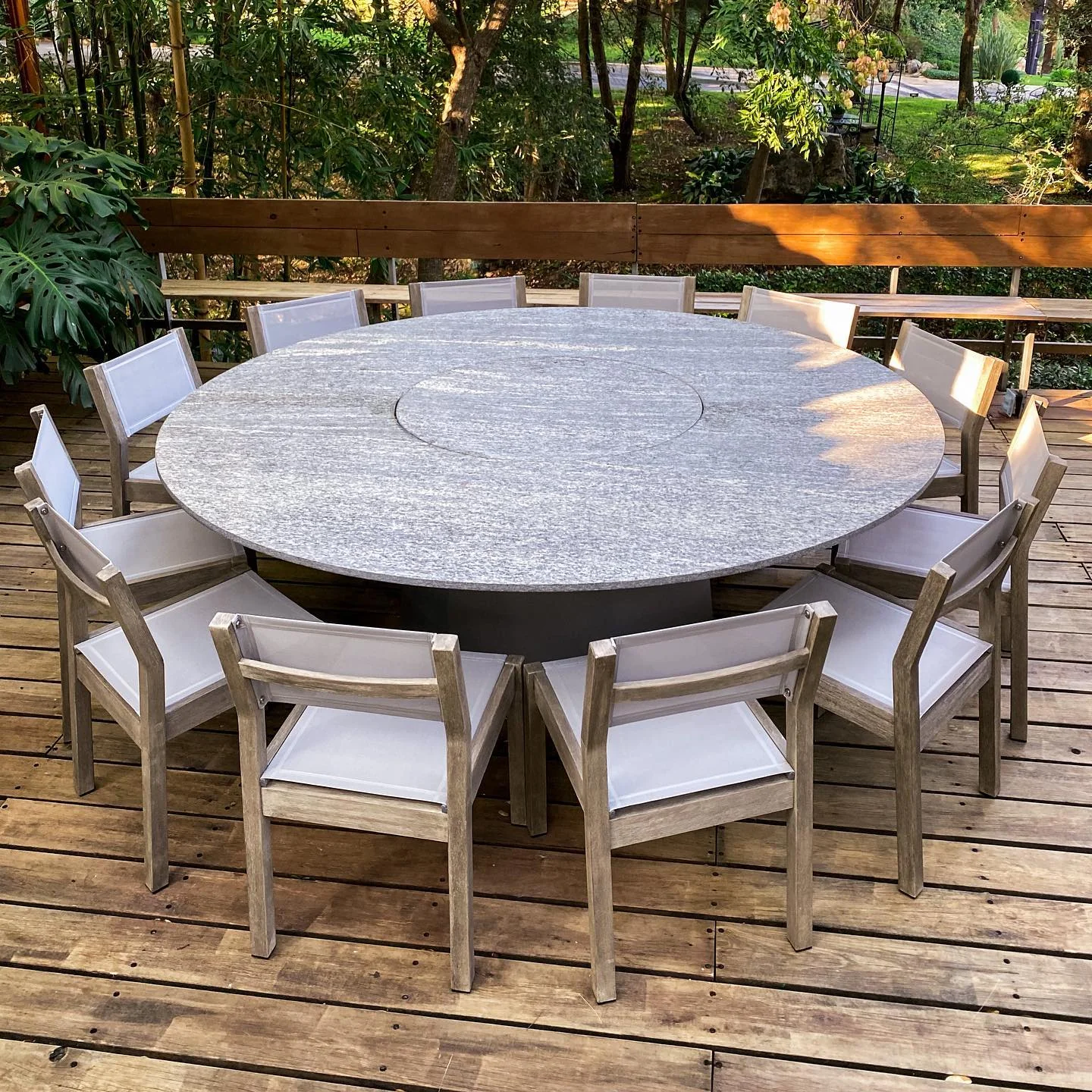 Mesa redonda de granito en terraza de madera — Tempus Monterrey
