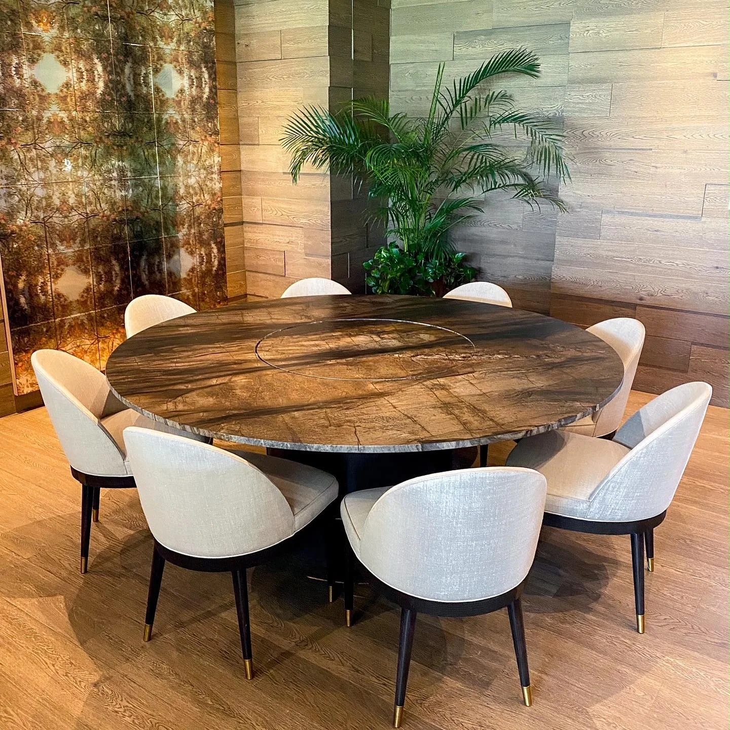 Mesa redonda de cuarcita café en comedor cálido — Tempus Monterrey