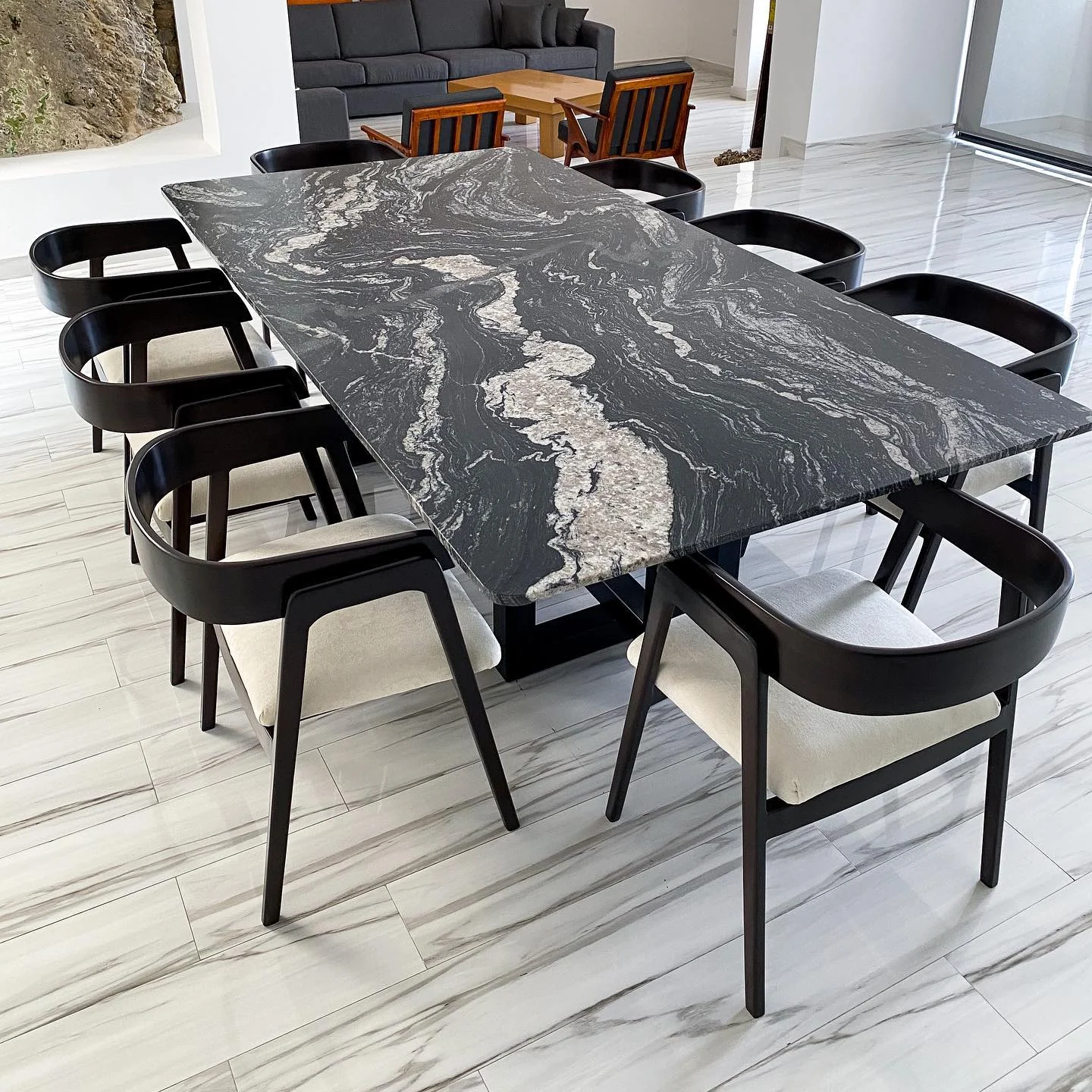 Mesa de granito negro con veta blanca serpenteante — Tempus Monterrey