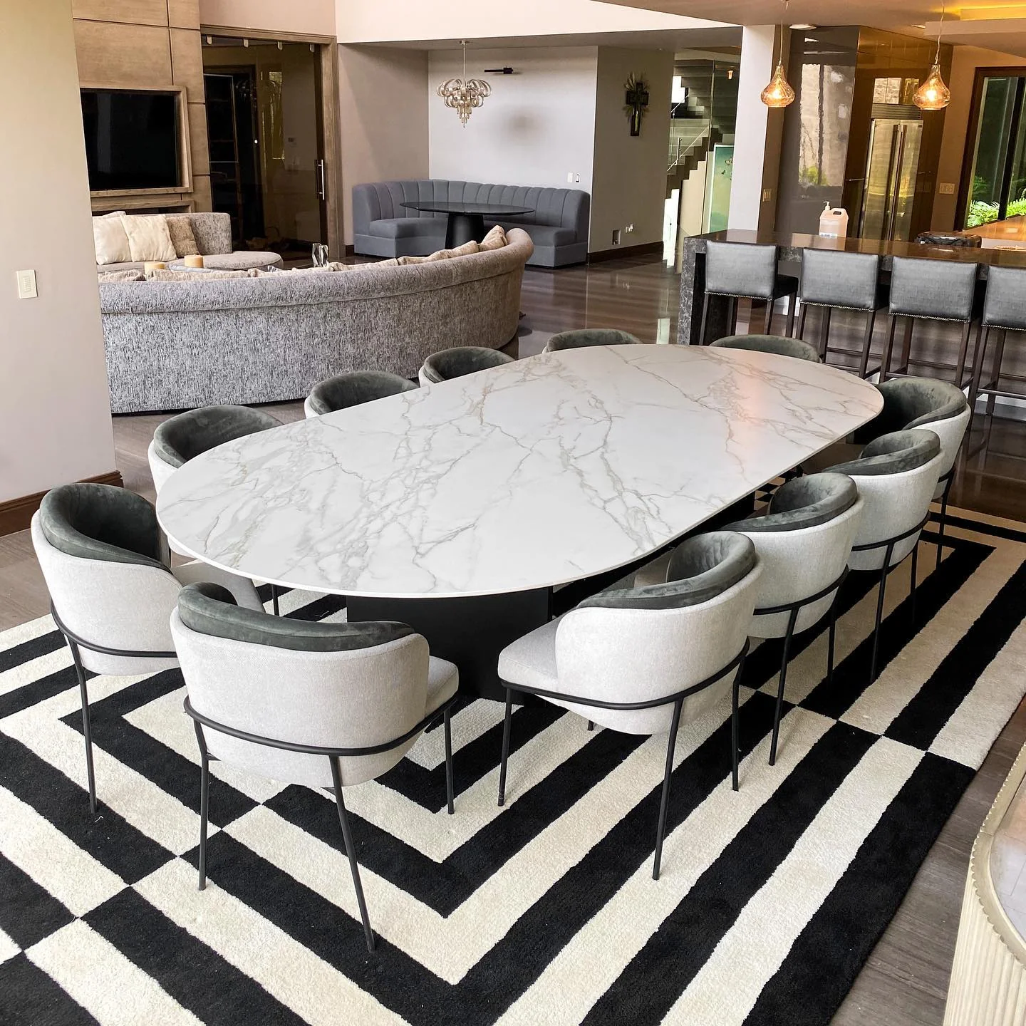 Mesa oval Calacatta en comedor contemporáneo — Tempus Monterrey
