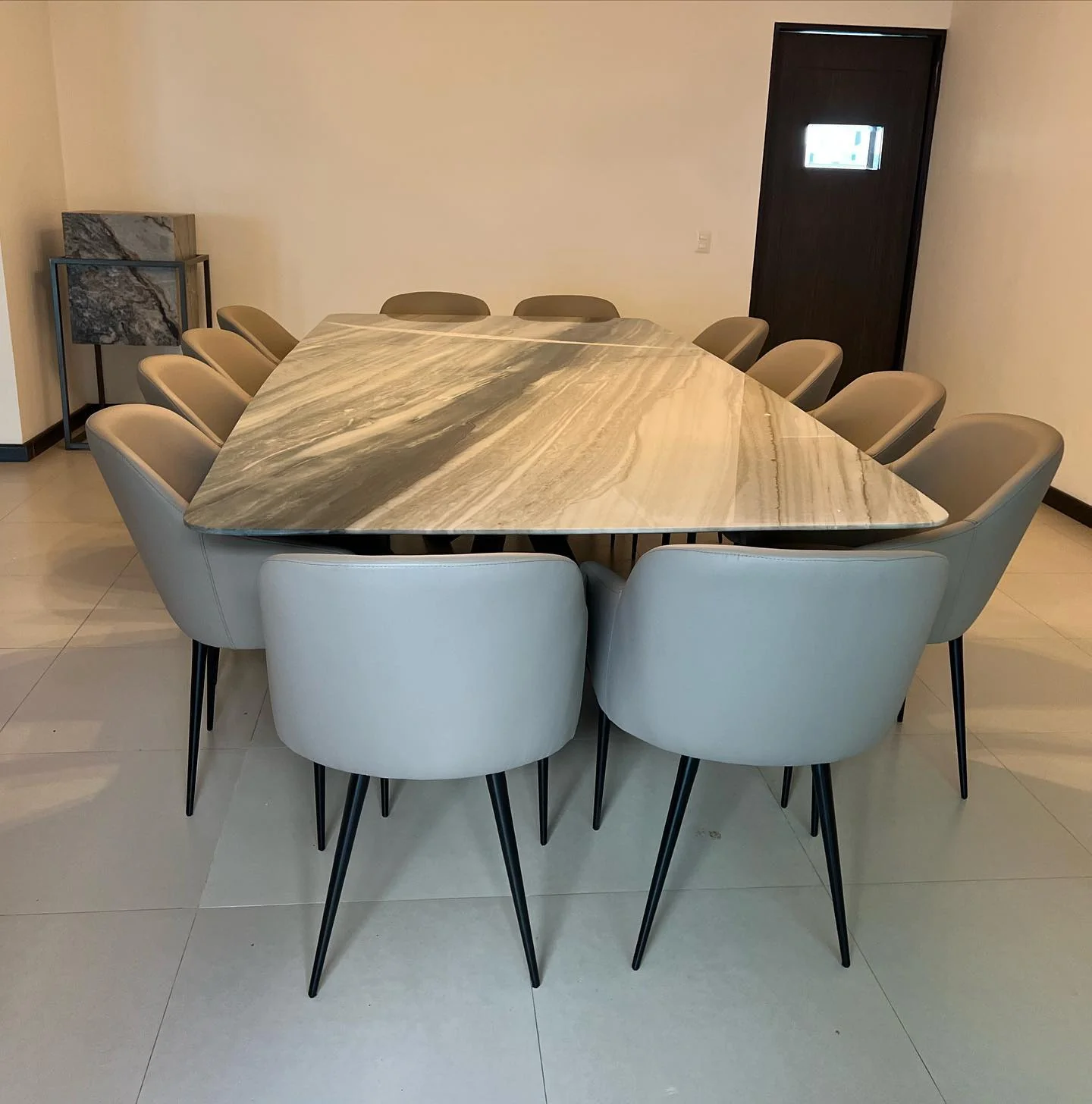 Mesa de comedor en piedra natural Tempus Monterrey