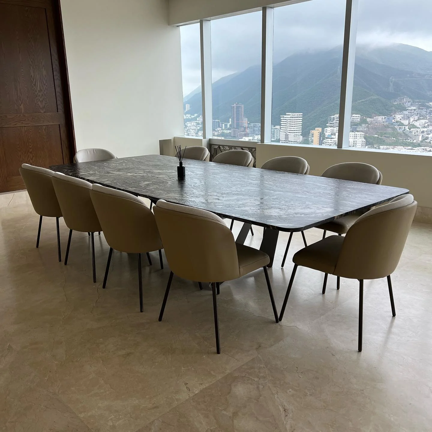 Mesa de comedor gris con vista a la ciudad — Tempus Monterrey