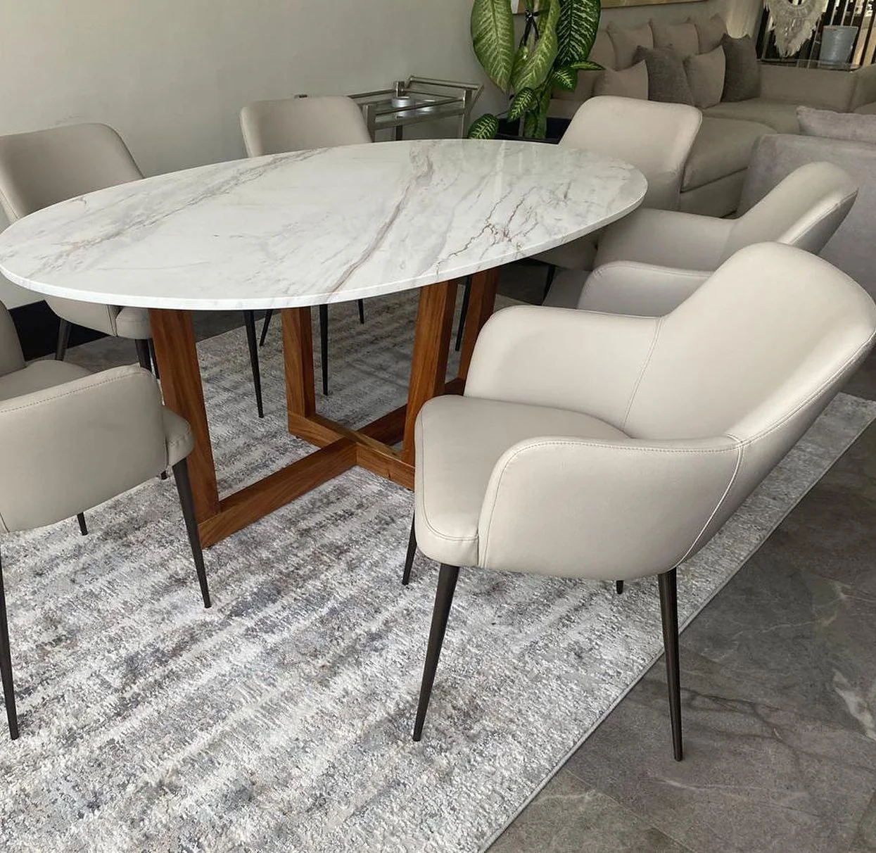 Mesa oval de mármol blanco con base de madera — Tempus Monterrey