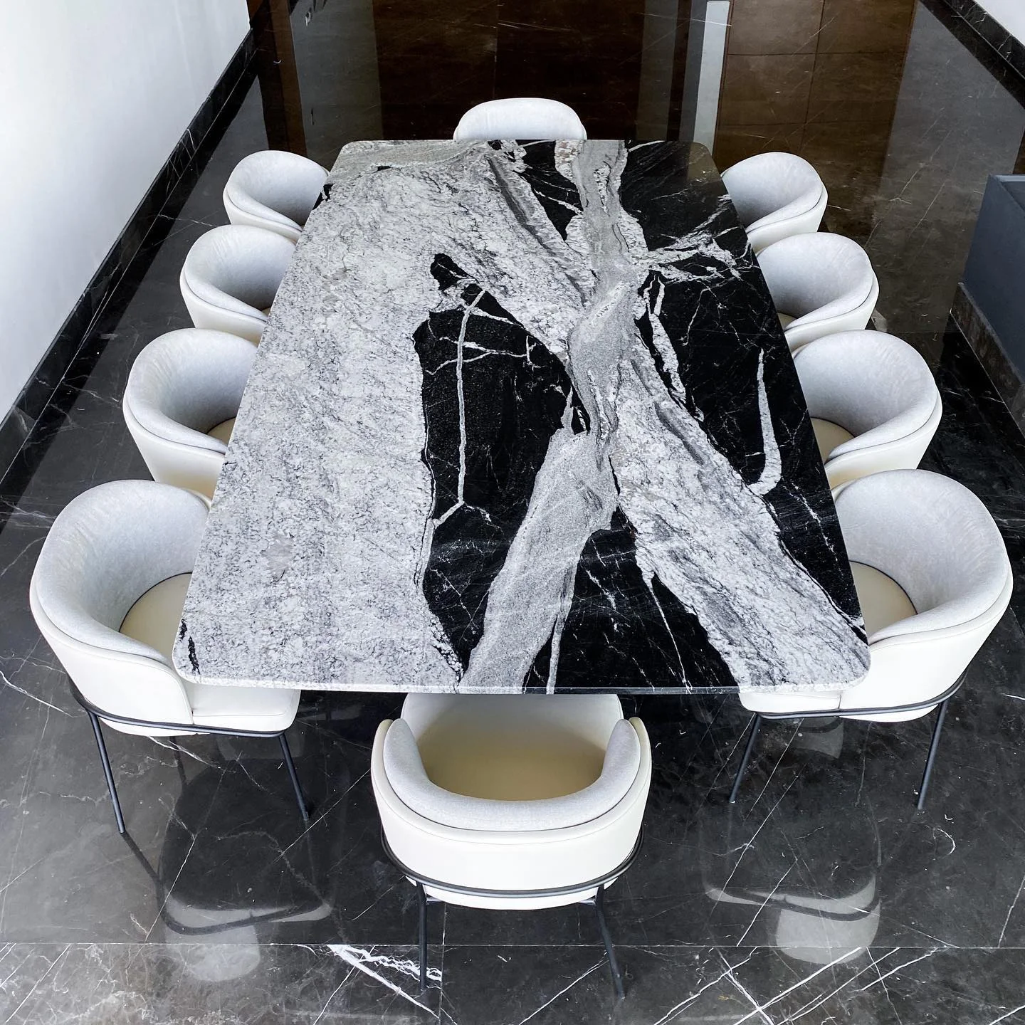 Mesa de mármol negro con vetas blancas y sillas envolventes — Tempus Monterrey