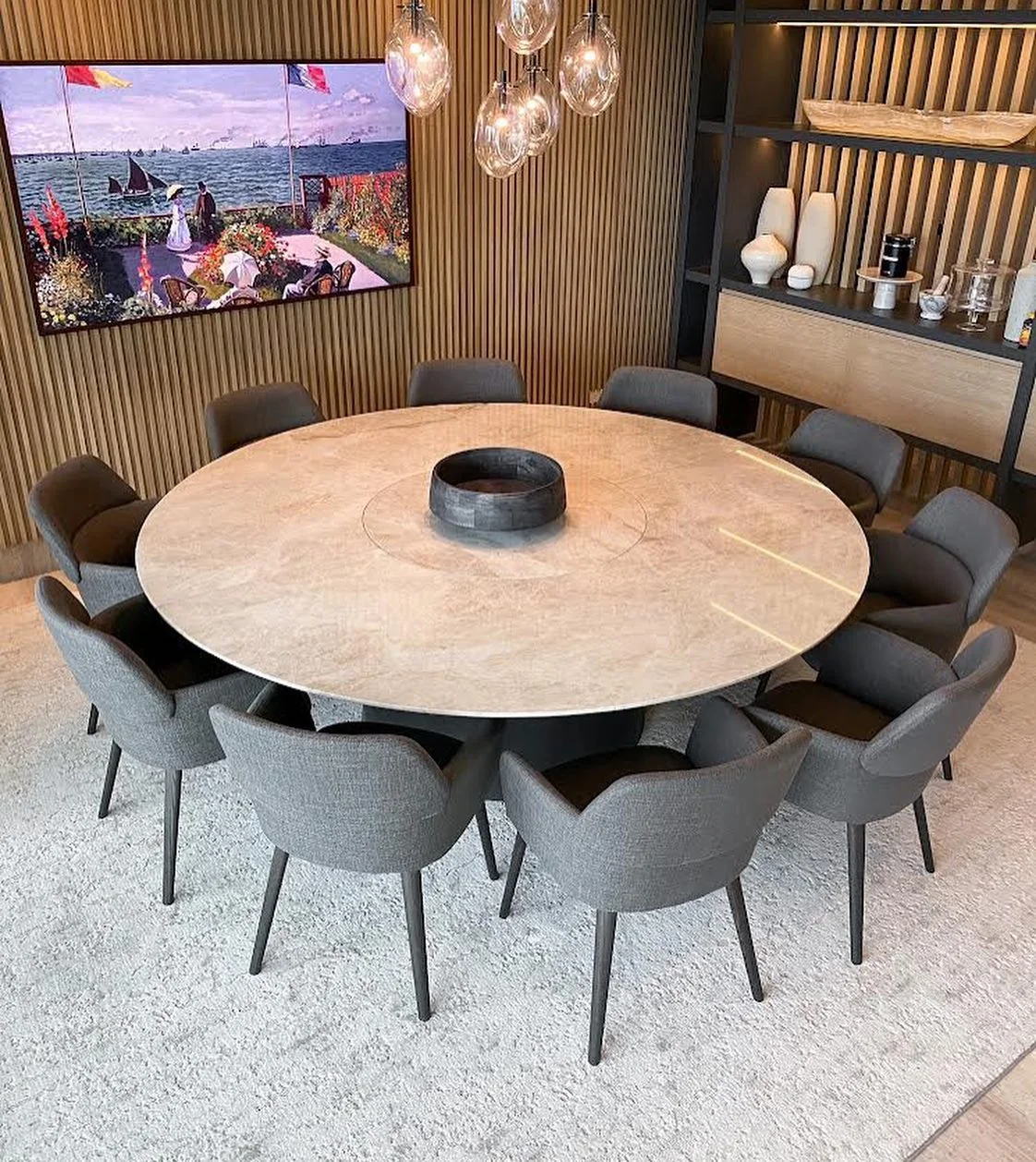 Comedor redondo de piedra beige con sillas grises — Tempus Monterrey