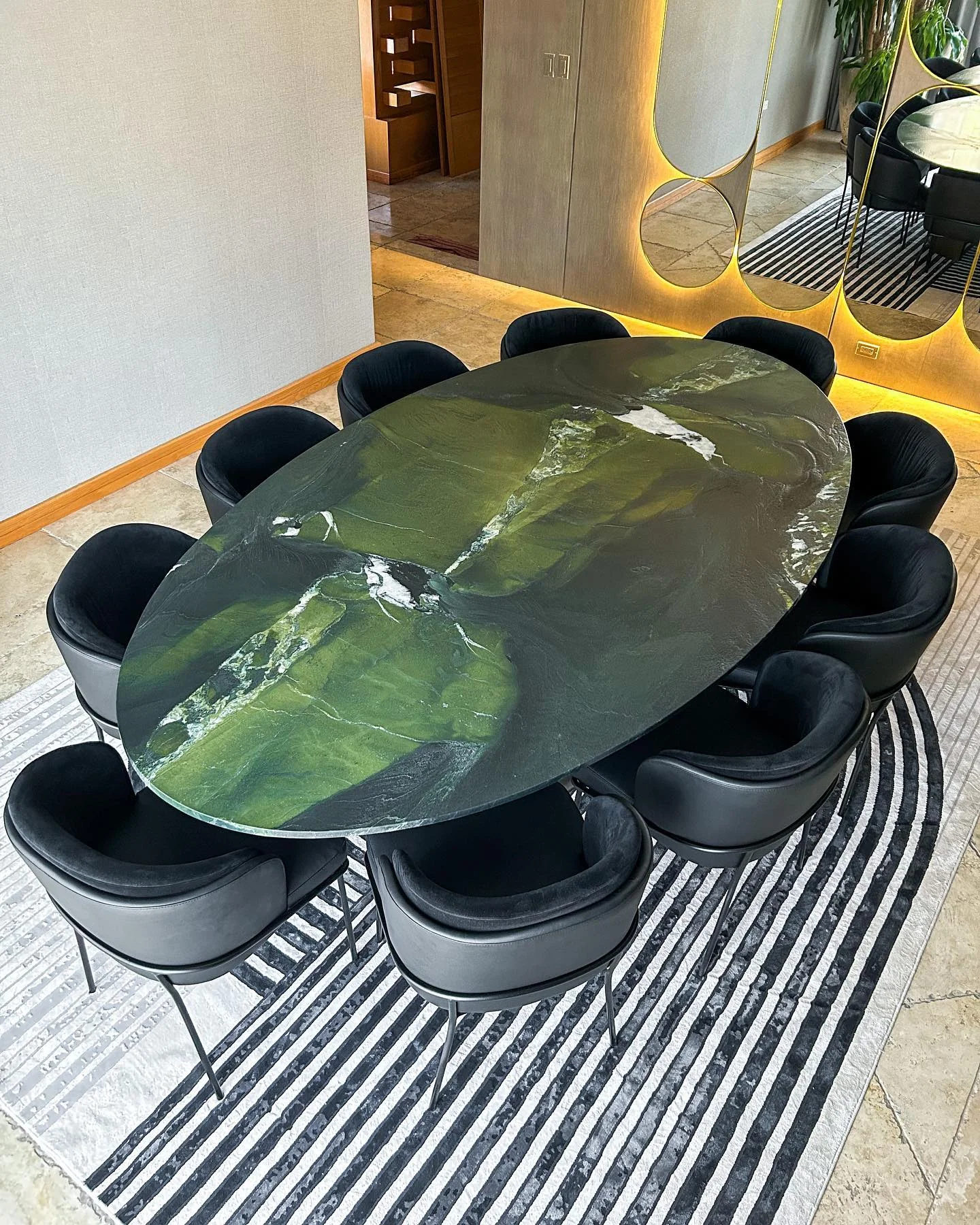Mesa oval de piedra verde exótica — Tempus Monterrey