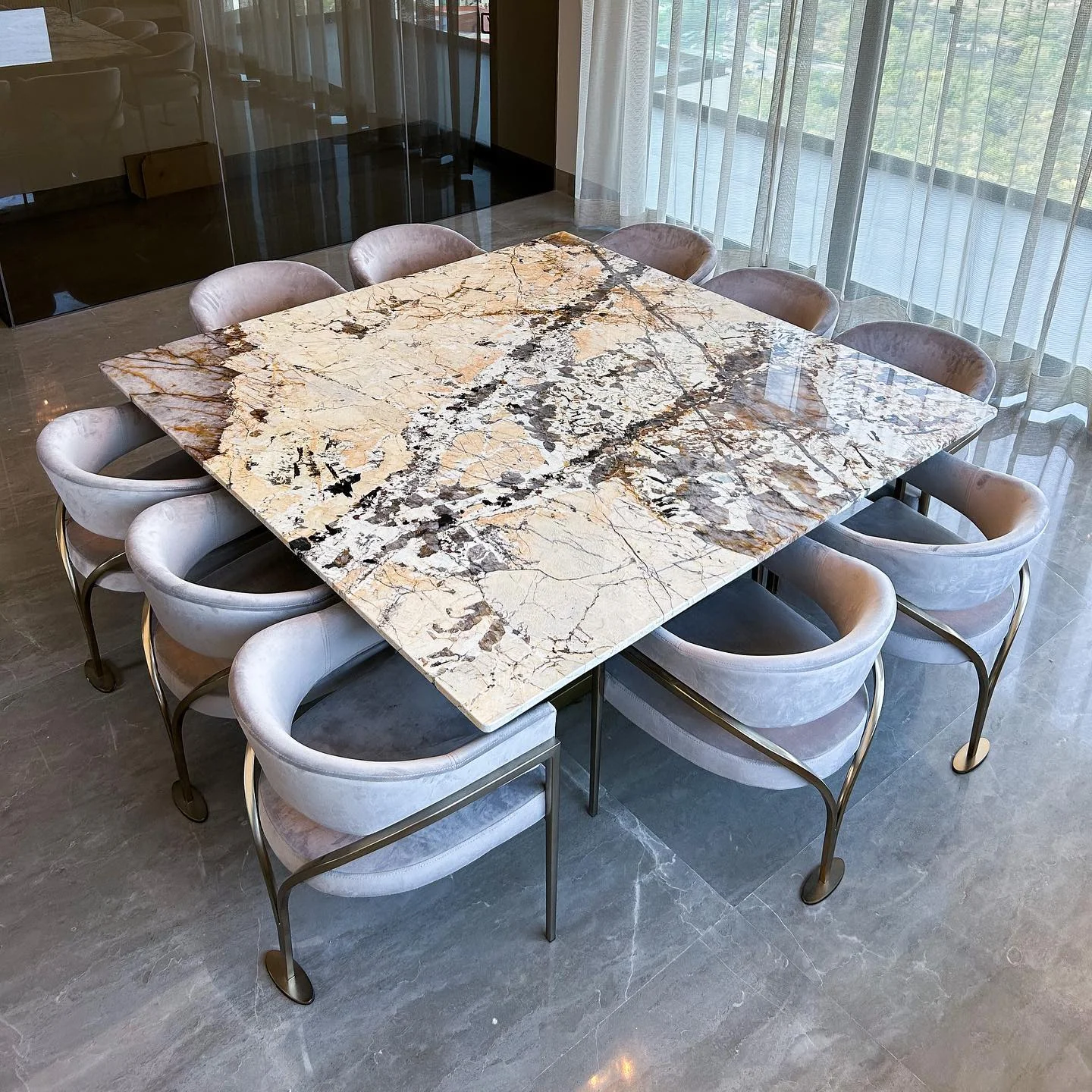 Mesa de cuarcita exótica tipo Patagonia con base de latón — Tempus Monterrey