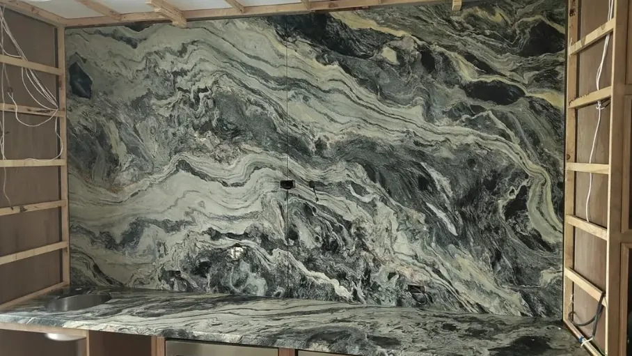 Muro de piedra con veta dramática gris y verde en bookmatch, fabricado por Tempus