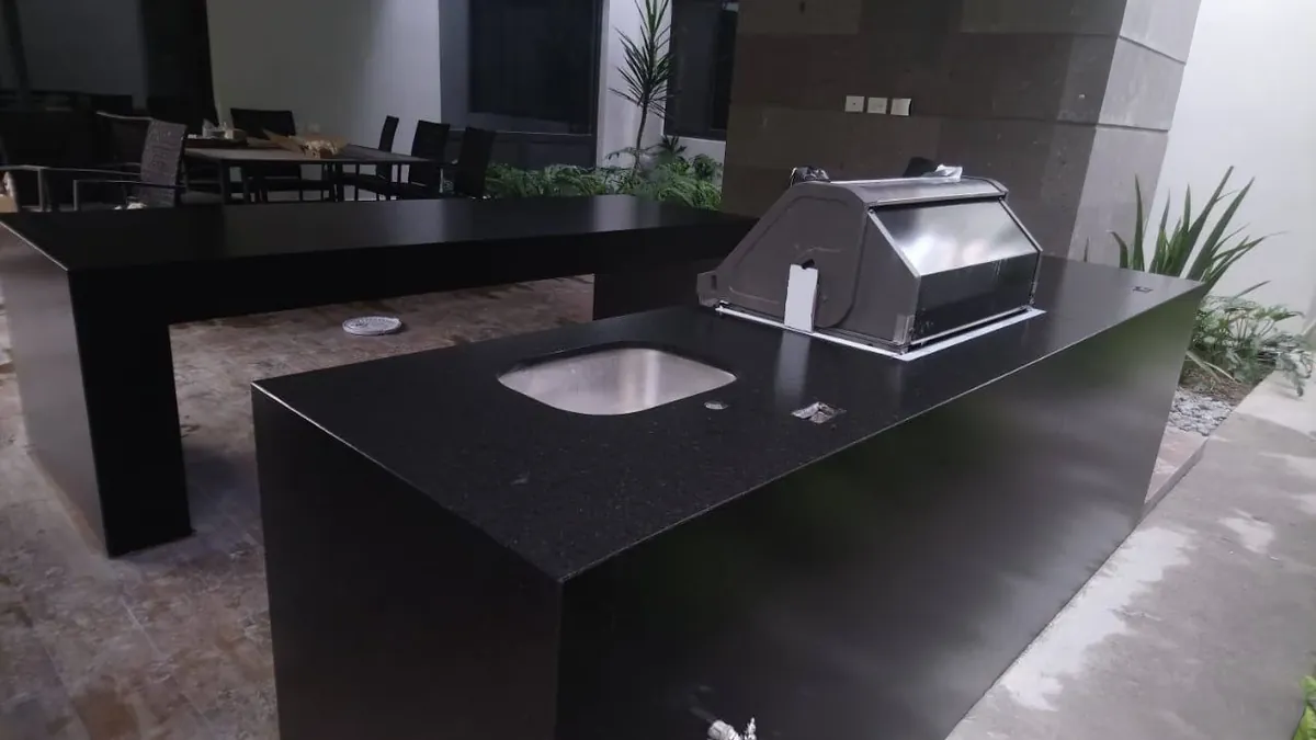 Barra de asador en granito negro con tarja y asador empotrado, instalada por Tempus