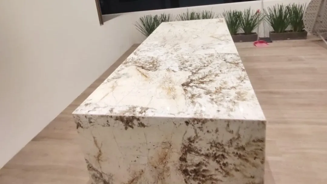 Barra de piedra clara veteada fabricada por Tempus