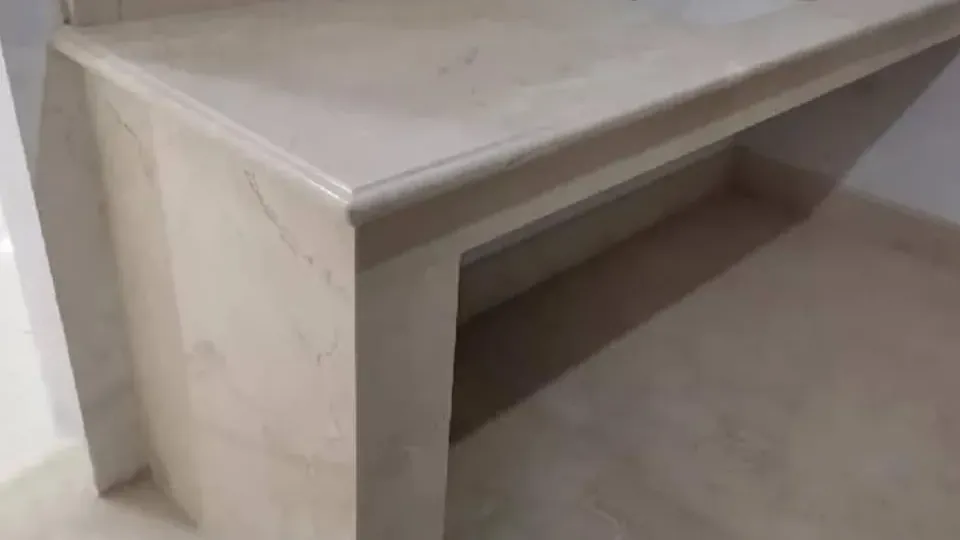 Cubierta de baño en piedra crema con ovalín bajo cubierta, instalada por Tempus