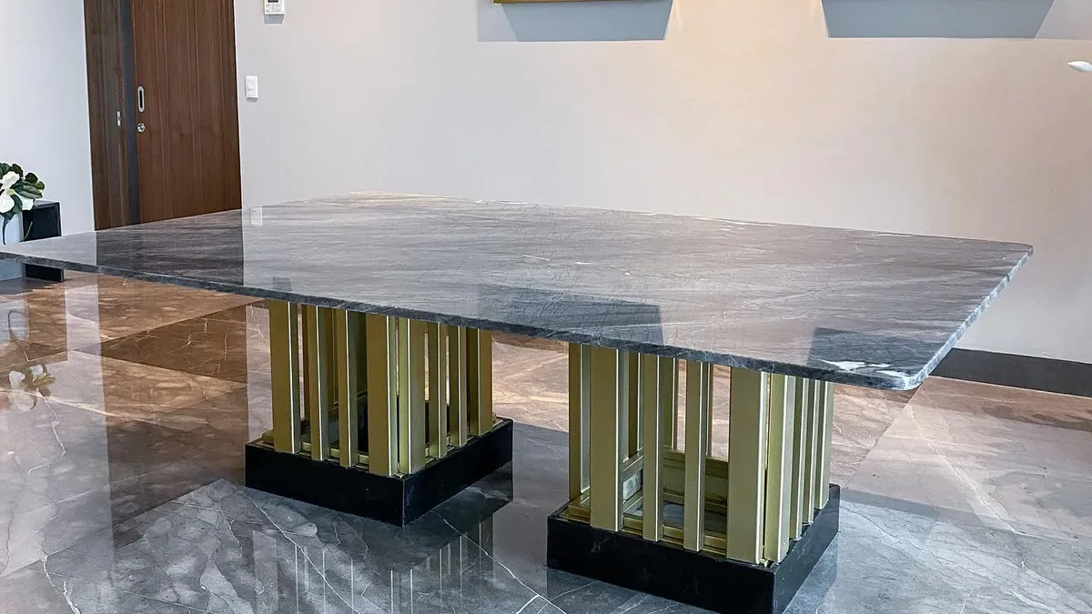 Mesa de comedor de piedra natural con base de diseño, fabricada por Tempus