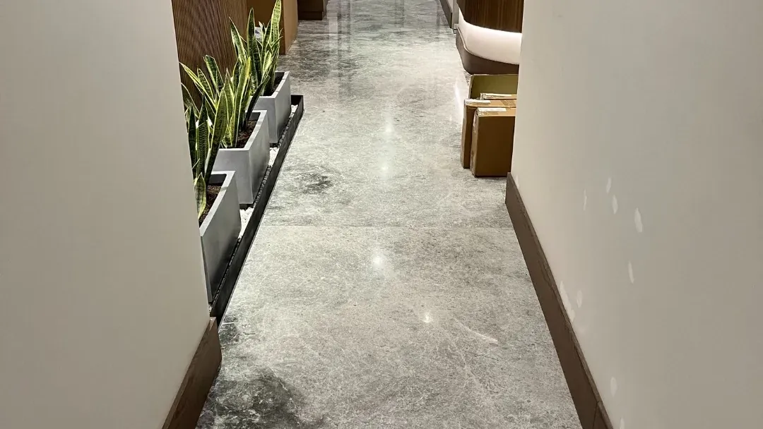 Pasillo con piso de mármol gris pulido, instalado por Tempus en Monterrey