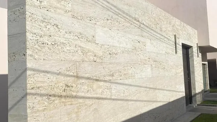 Muro exterior de travertino en residencia, instalado por Tempus