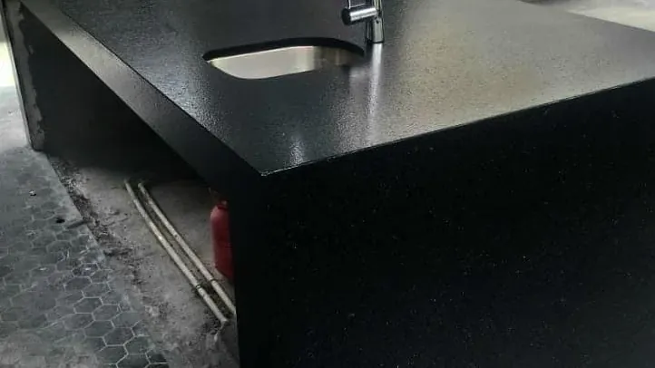 Tarja bajo cubierta en barra de granito negro con monomando, fabricada por Tempus