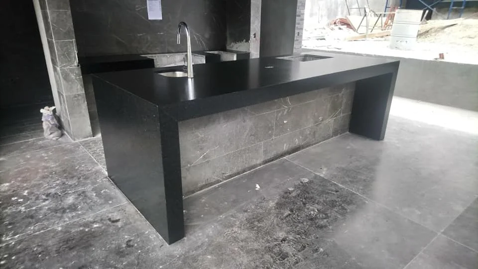 Barra de cocina en piedra natural Tempus Monterrey