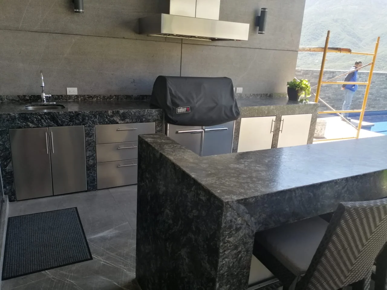 Barra de cocina en piedra natural Tempus Monterrey