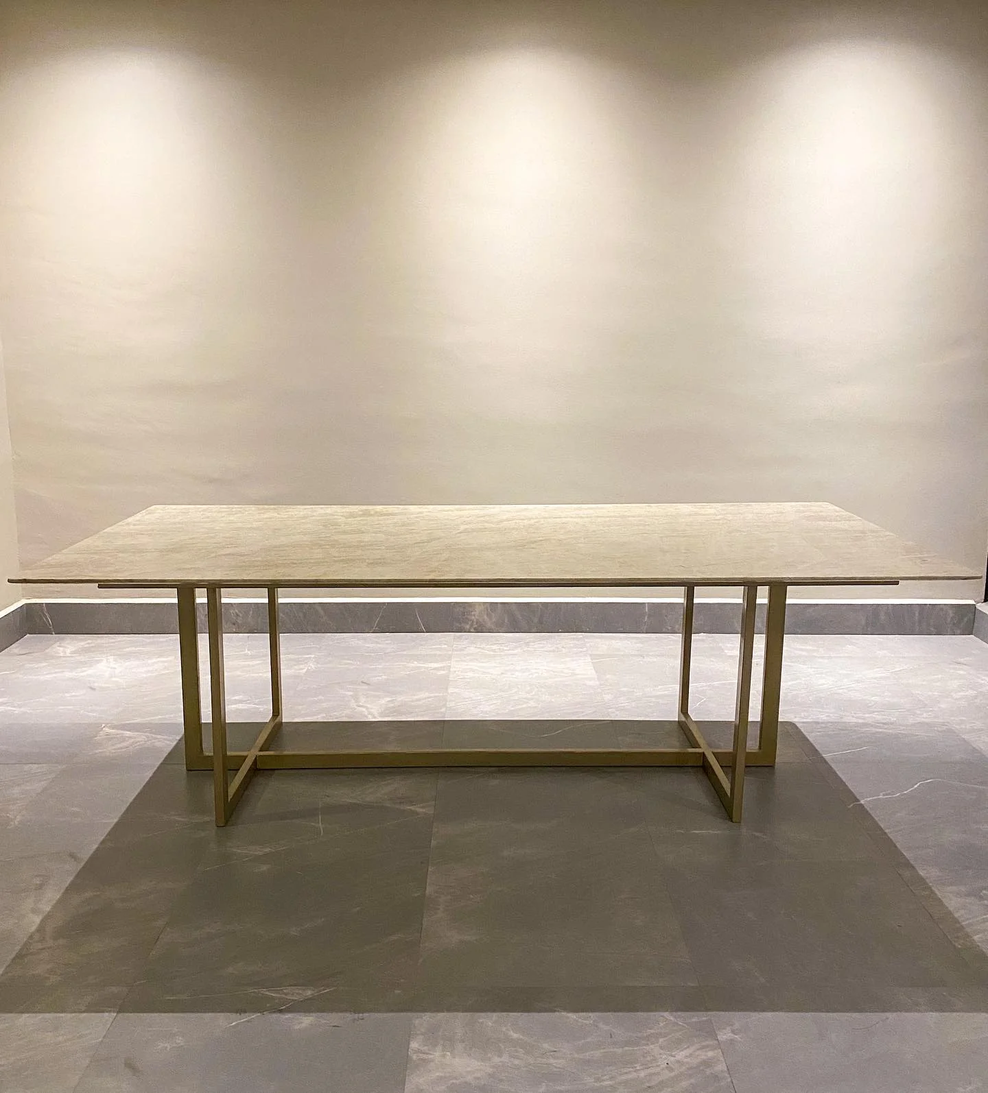 Mesa de diseño en piedra natural Tempus Monterrey