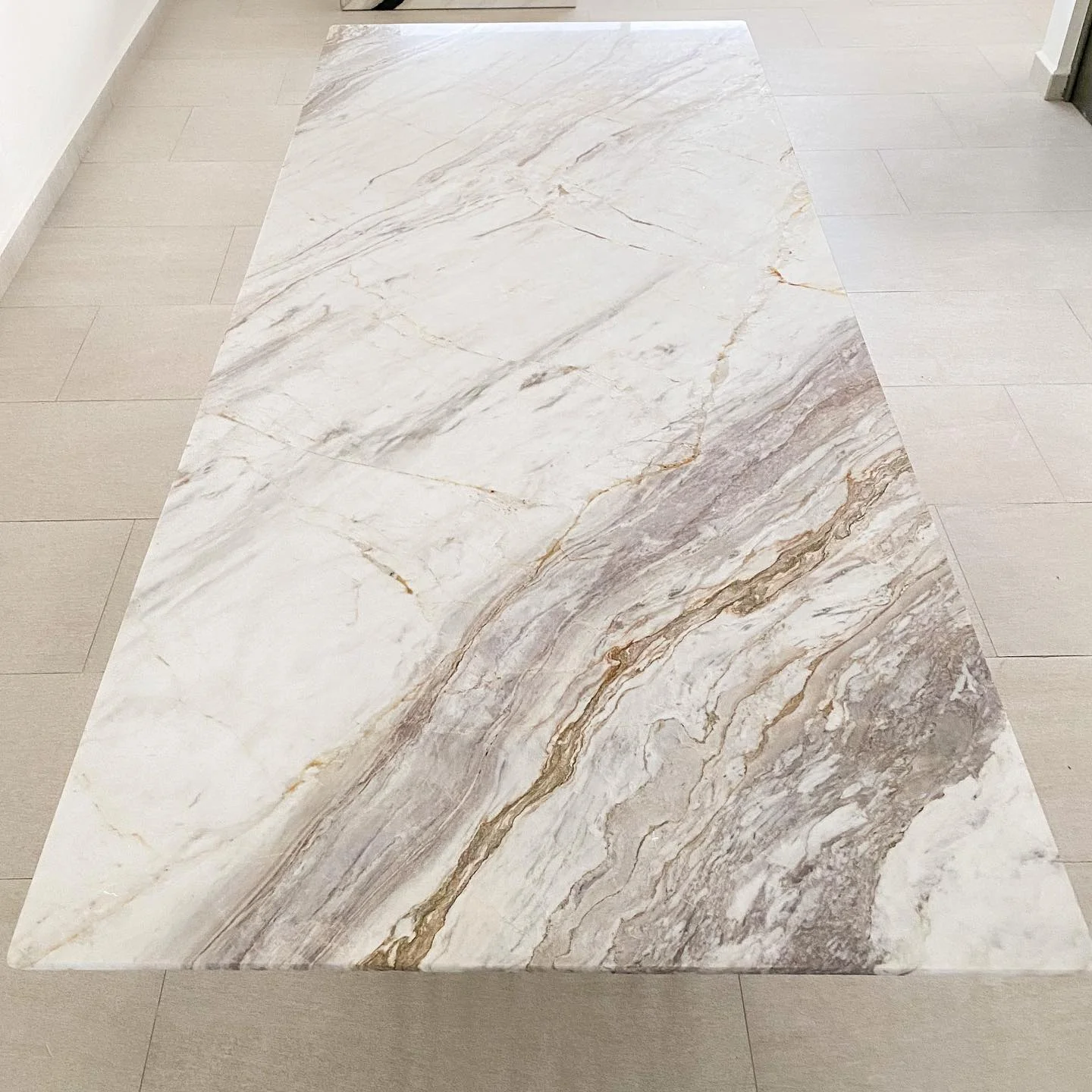 Mesa de diseño en piedra natural Tempus Monterrey